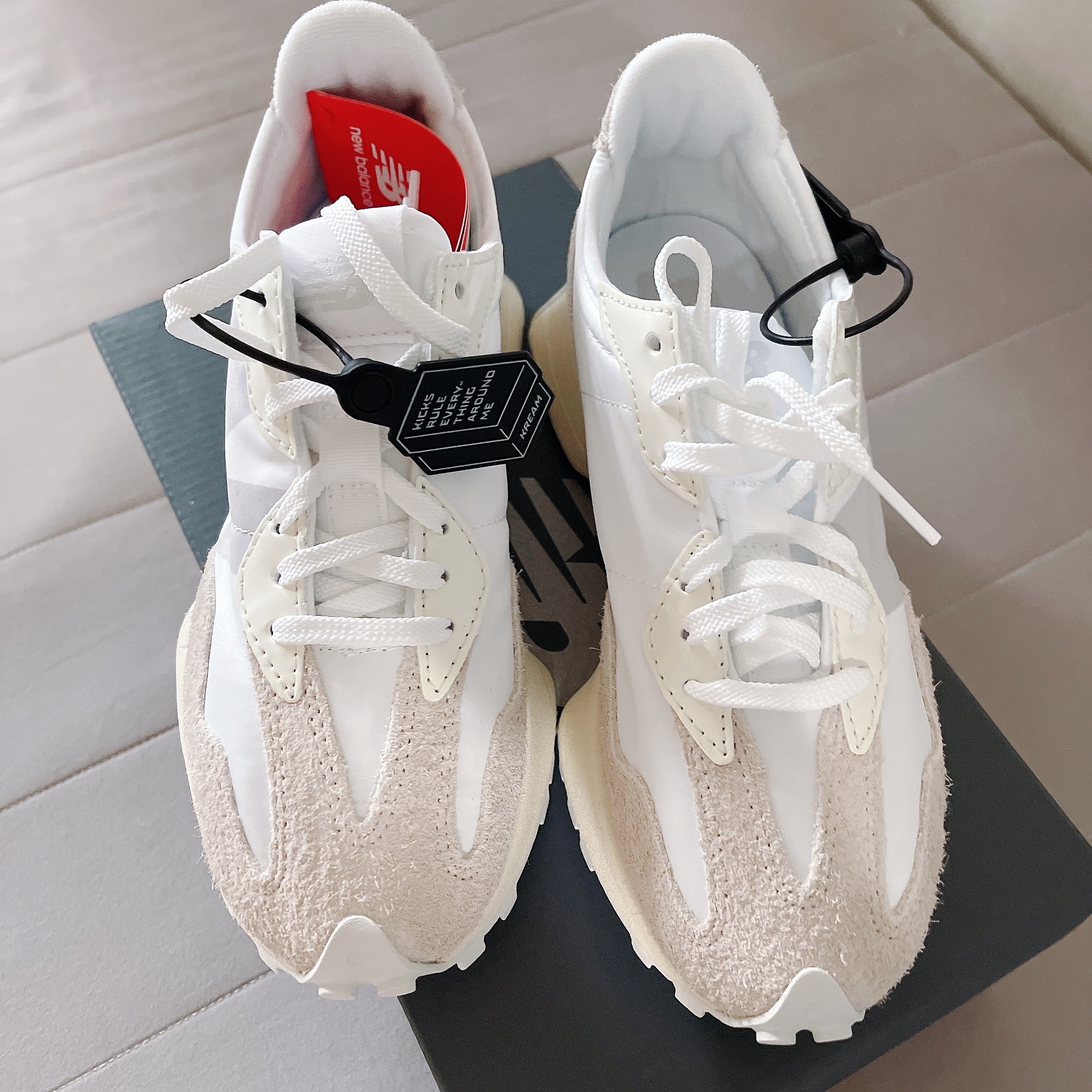 (W) New Balance 327 White Moonbeam 착용 스타일