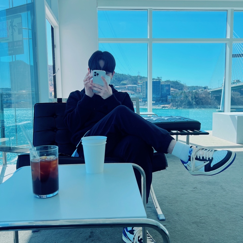 Stussy Basic Stussy Hoodie Black 2022, Jordan 1 x Travis Scott x Fragment Retro Low OG SP Military Blue 착용 스타일 - 2