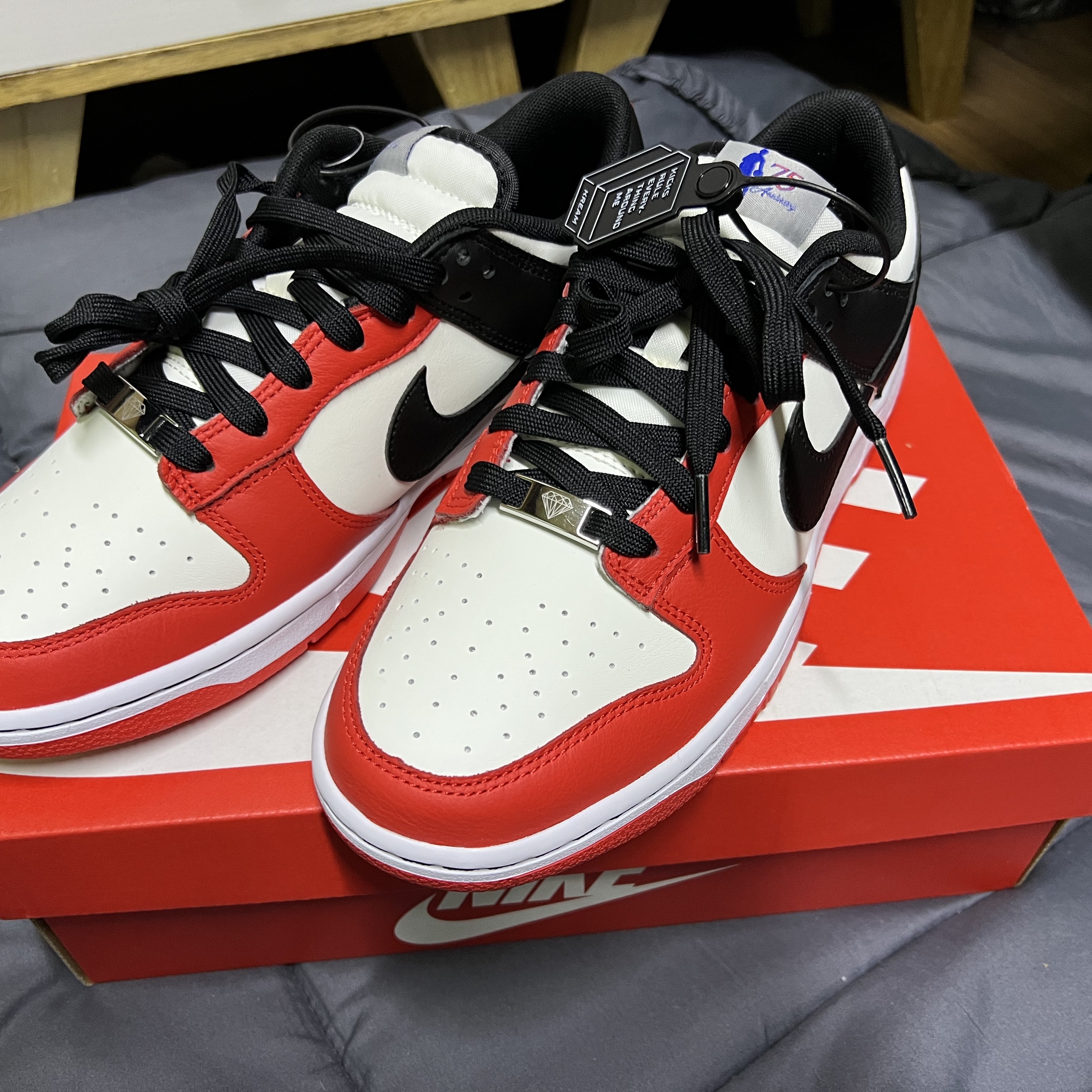 Nike x NBA Dunk Low Retro EMB Black and Chile Red 착용 스타일