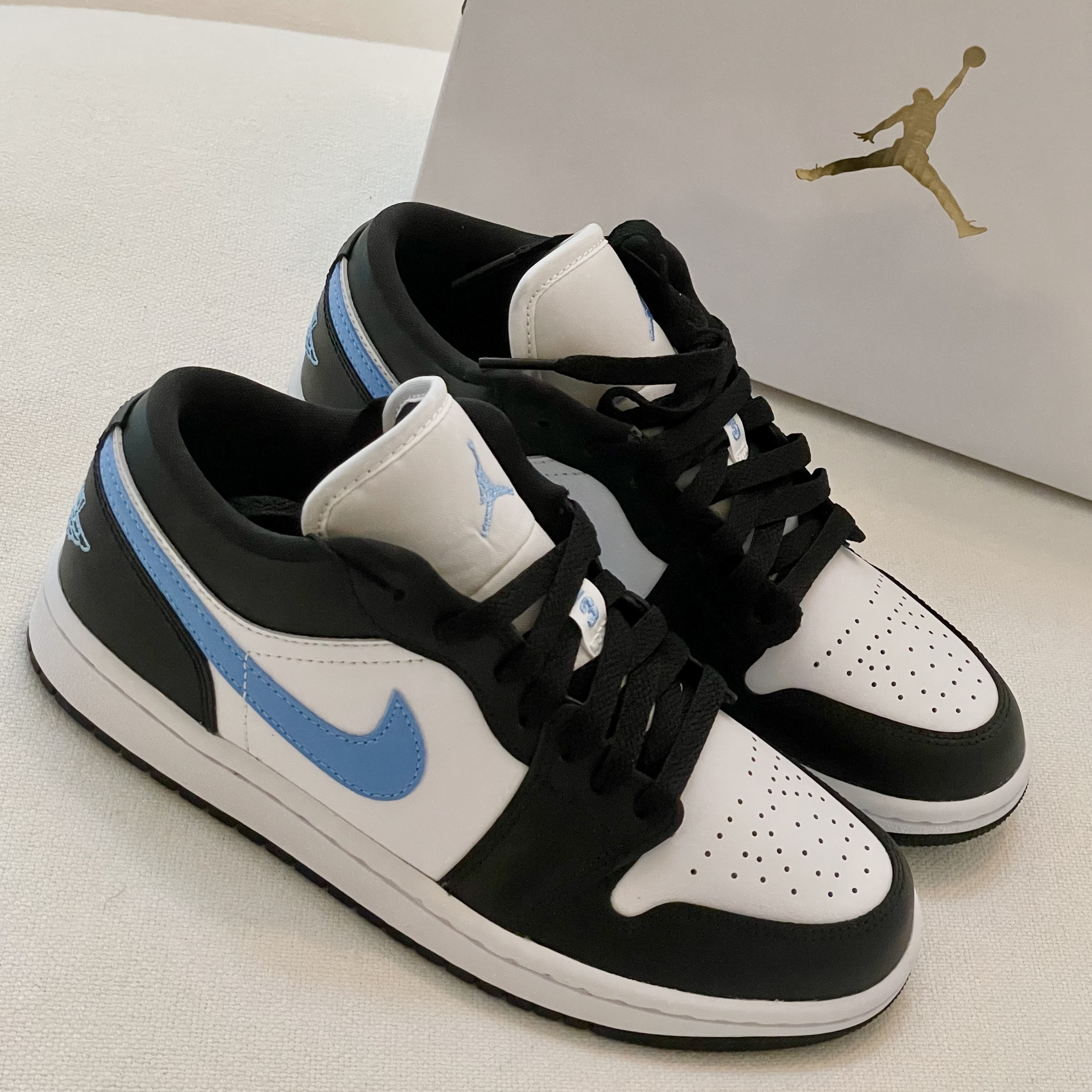 (W) Jordan 1 Low Black University Blue 착용 스타일 - 2