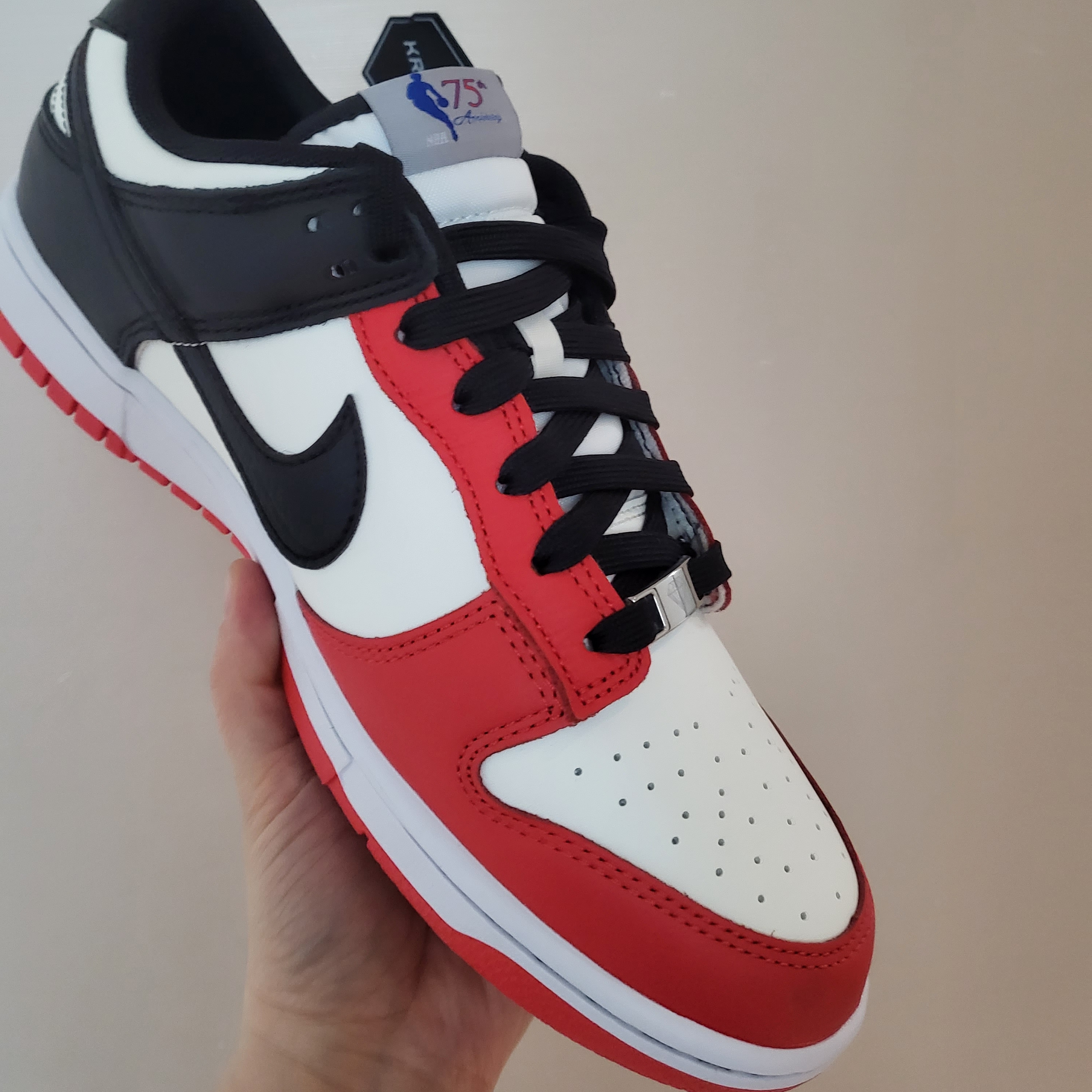 Nike x NBA Dunk Low Retro EMB Black and Chile Red 착용 스타일 - 2