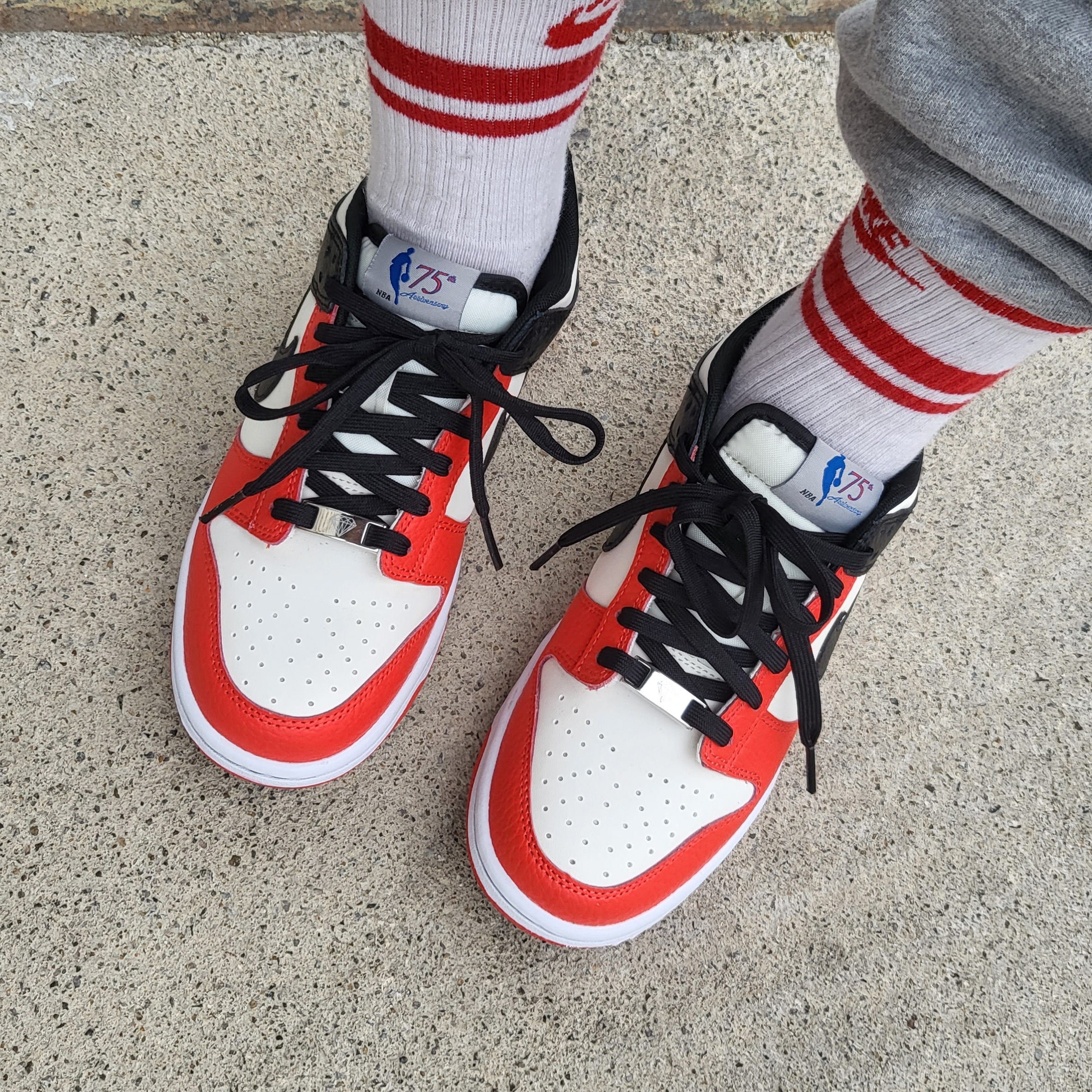 (GS) Nike x NBA Dunk Low Black and Chile Red 착용 스타일 - 2
