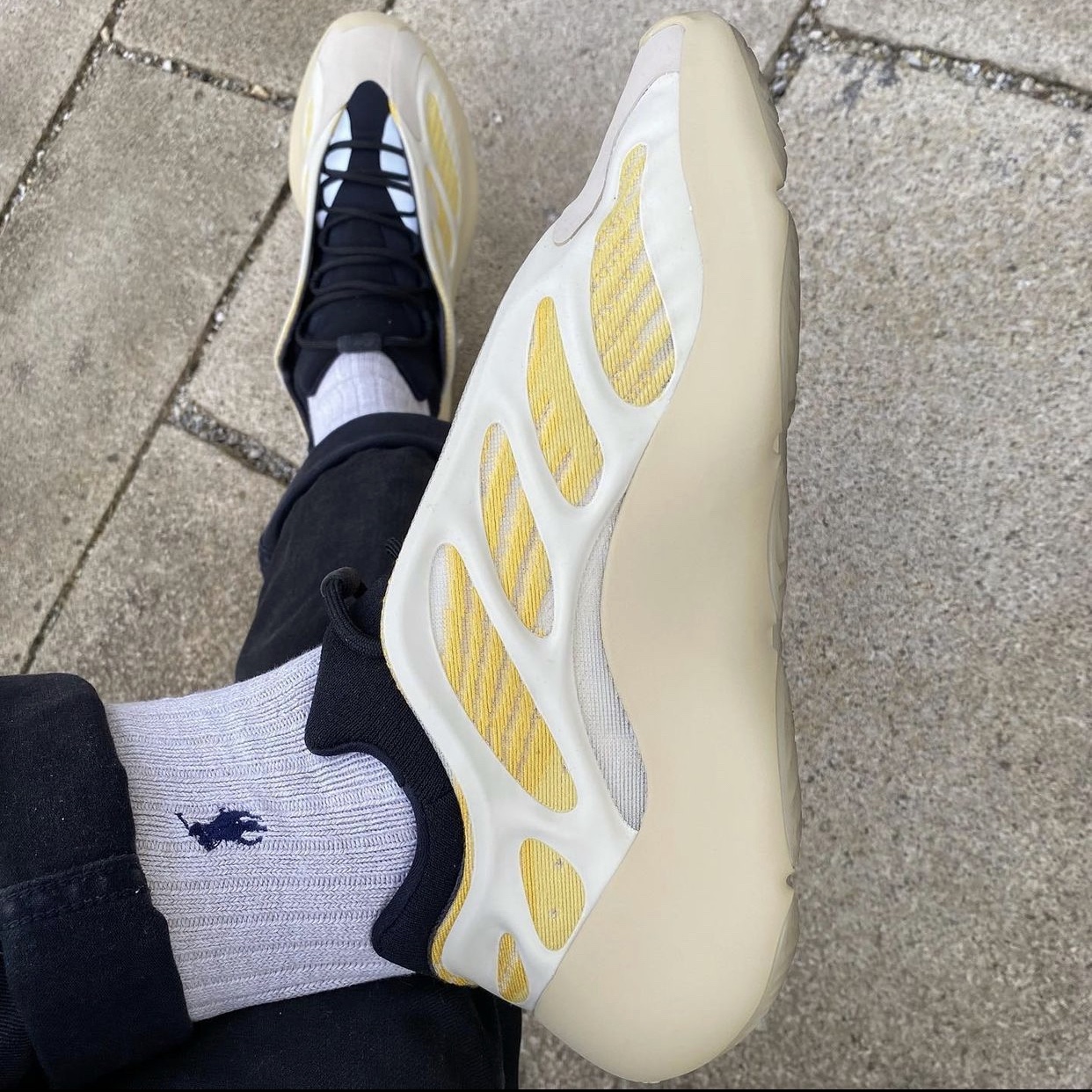 Adidas Yeezy 700 V3 Mono Safflower, Adidas Yeezy 700 V3 Safflower 착용 스타일 - 2