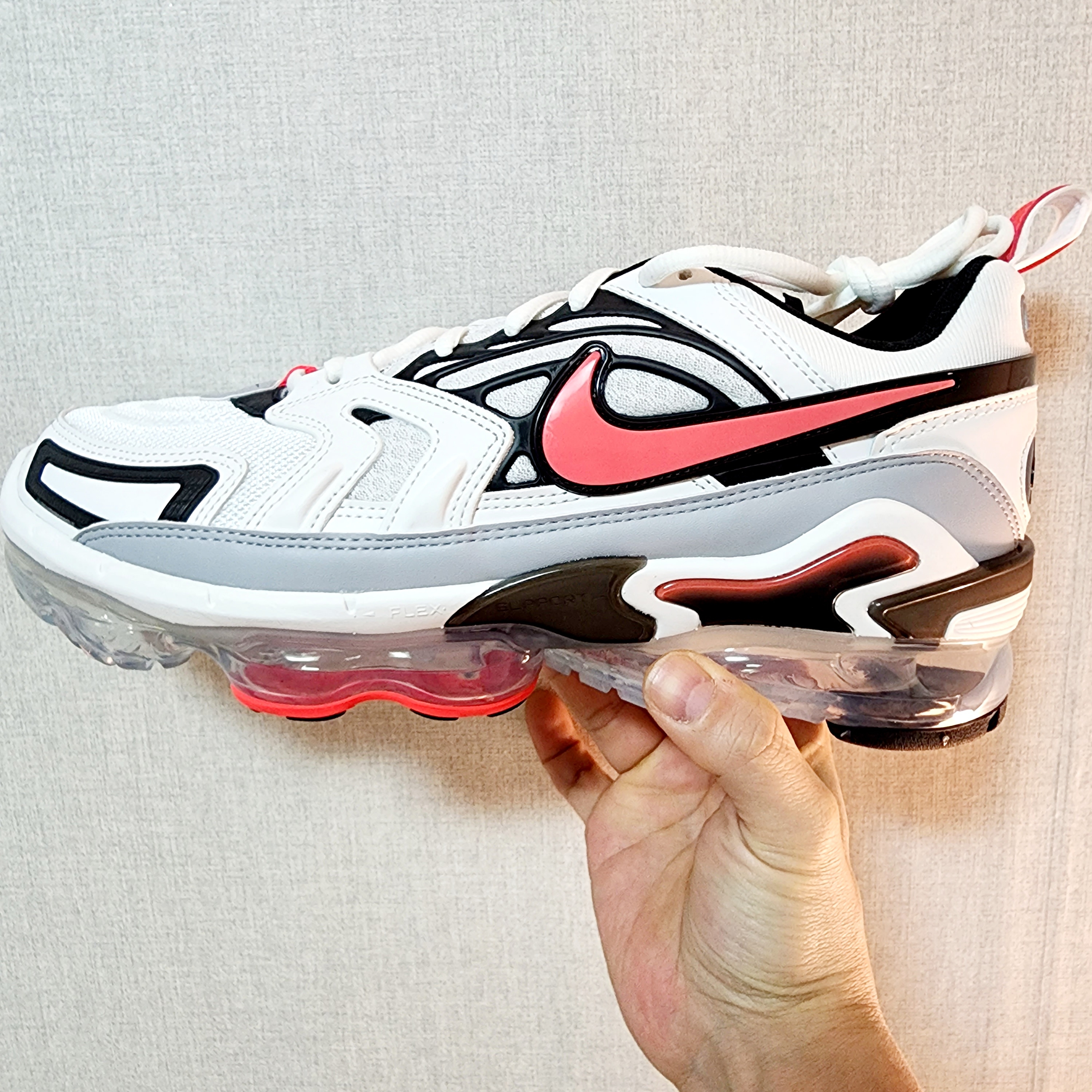 Nike Air VaporMax EVO Summit White Bright Crimson 착용 스타일 - 1