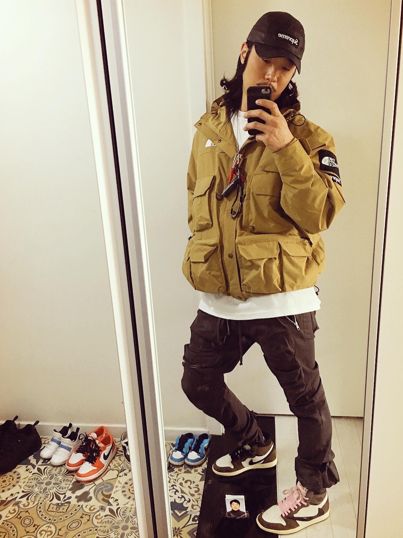 Jordan 1 x Travis Scott Retro High OG SP Mocha, Supreme x The North Face Cargo Jacket Gold - 20SS 착용 스타일 - 1