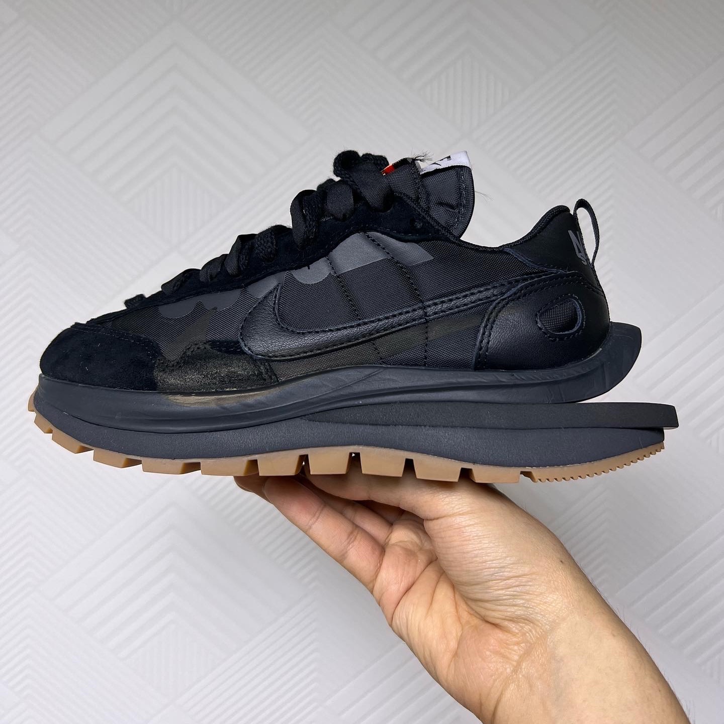 Nike x Sacai VaporWaffle Black and Gum 착용 스타일 - 1