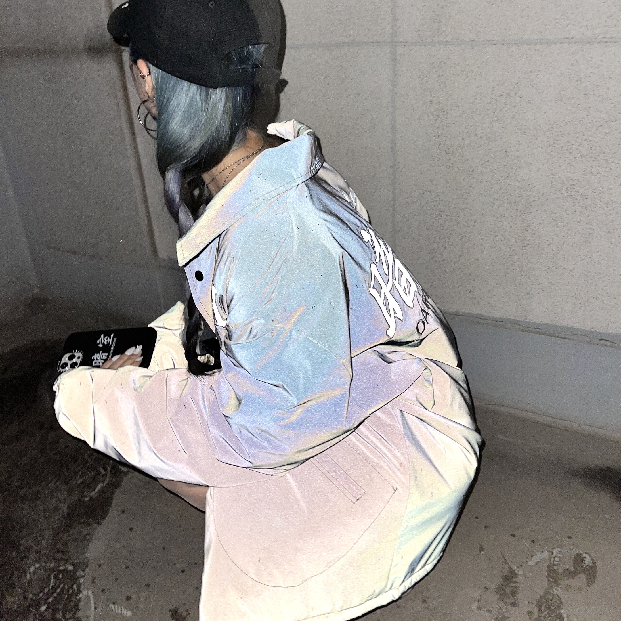 Darkr8m Studio x Hardhitters Reflective Coach Jacket Black, Casetify x Darkr8m Studio Silver Stitch Logo Impact iPhone Case Double Black 착용 스타일 - 2