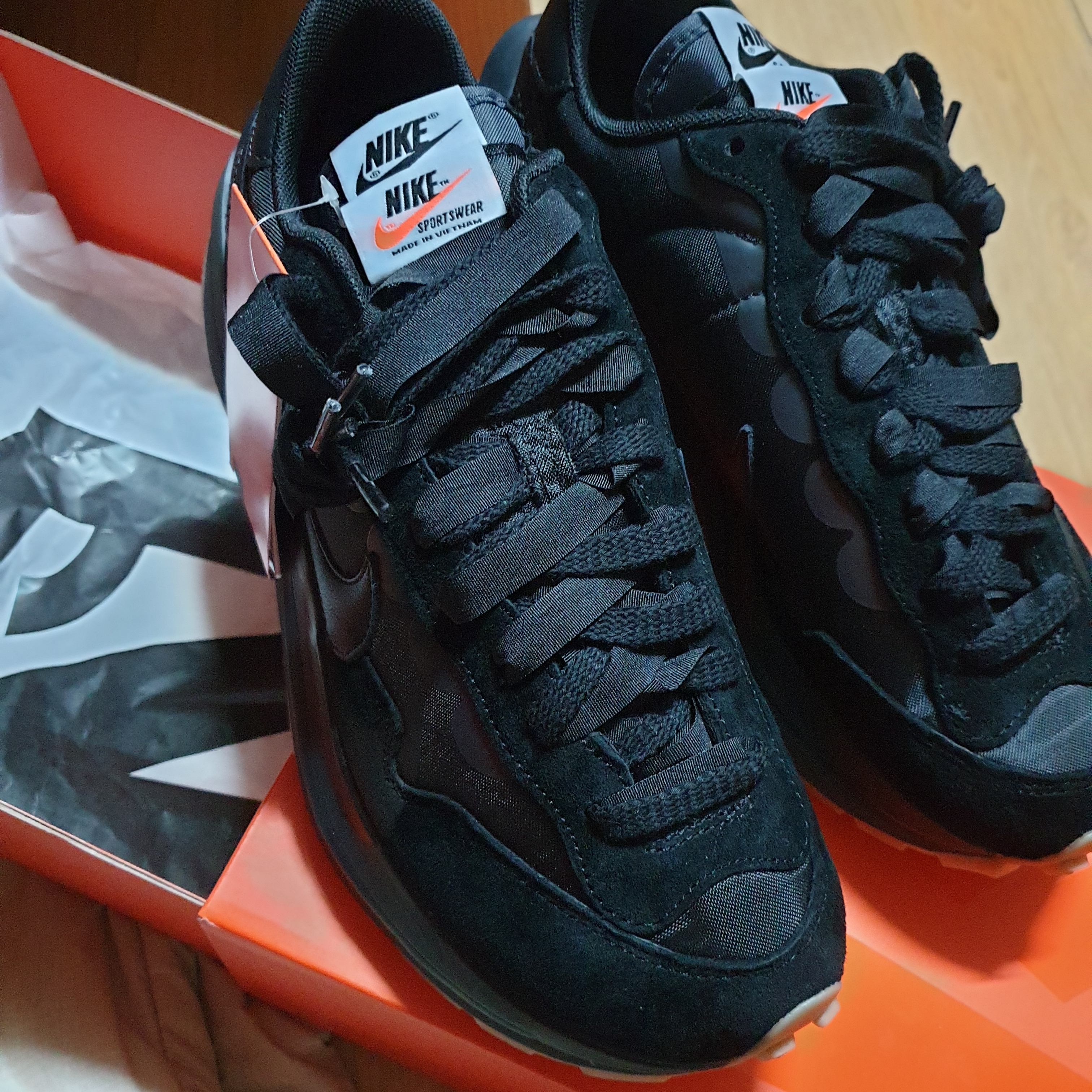 Nike x Sacai VaporWaffle Black and Gum 착용 스타일 - 2