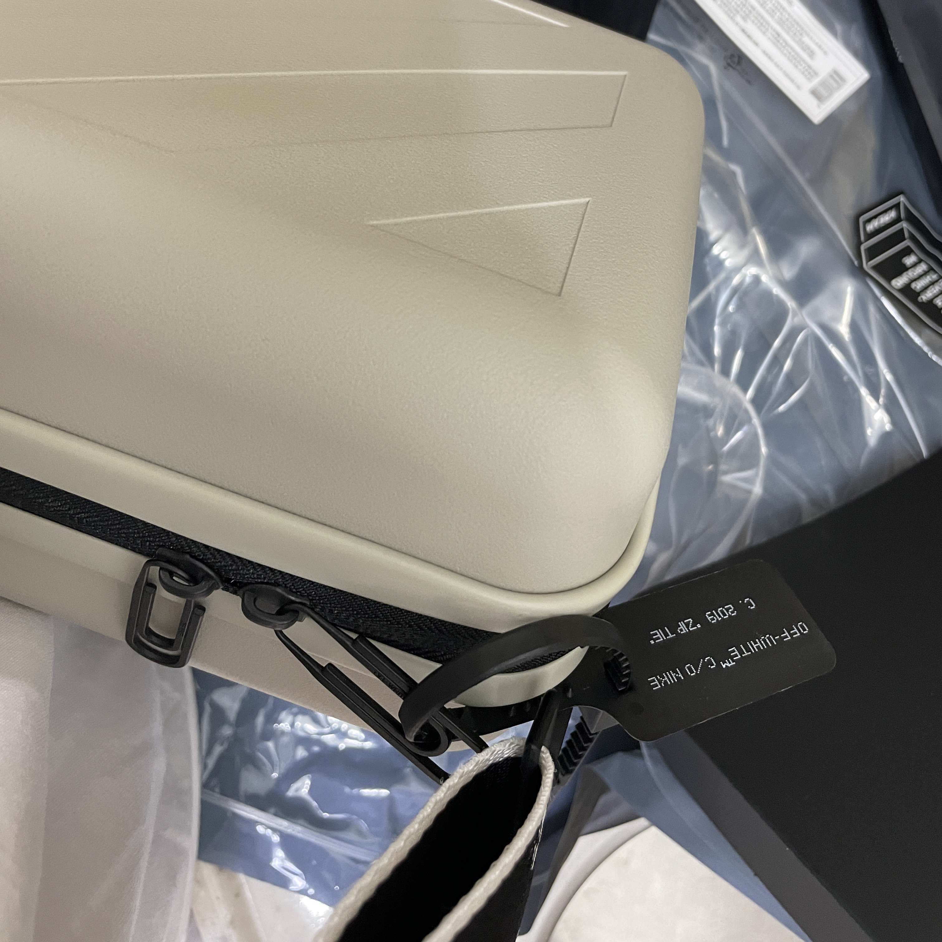 Off-White x Amore Pacific Protection Box (Without Cosmetics) 착용 스타일