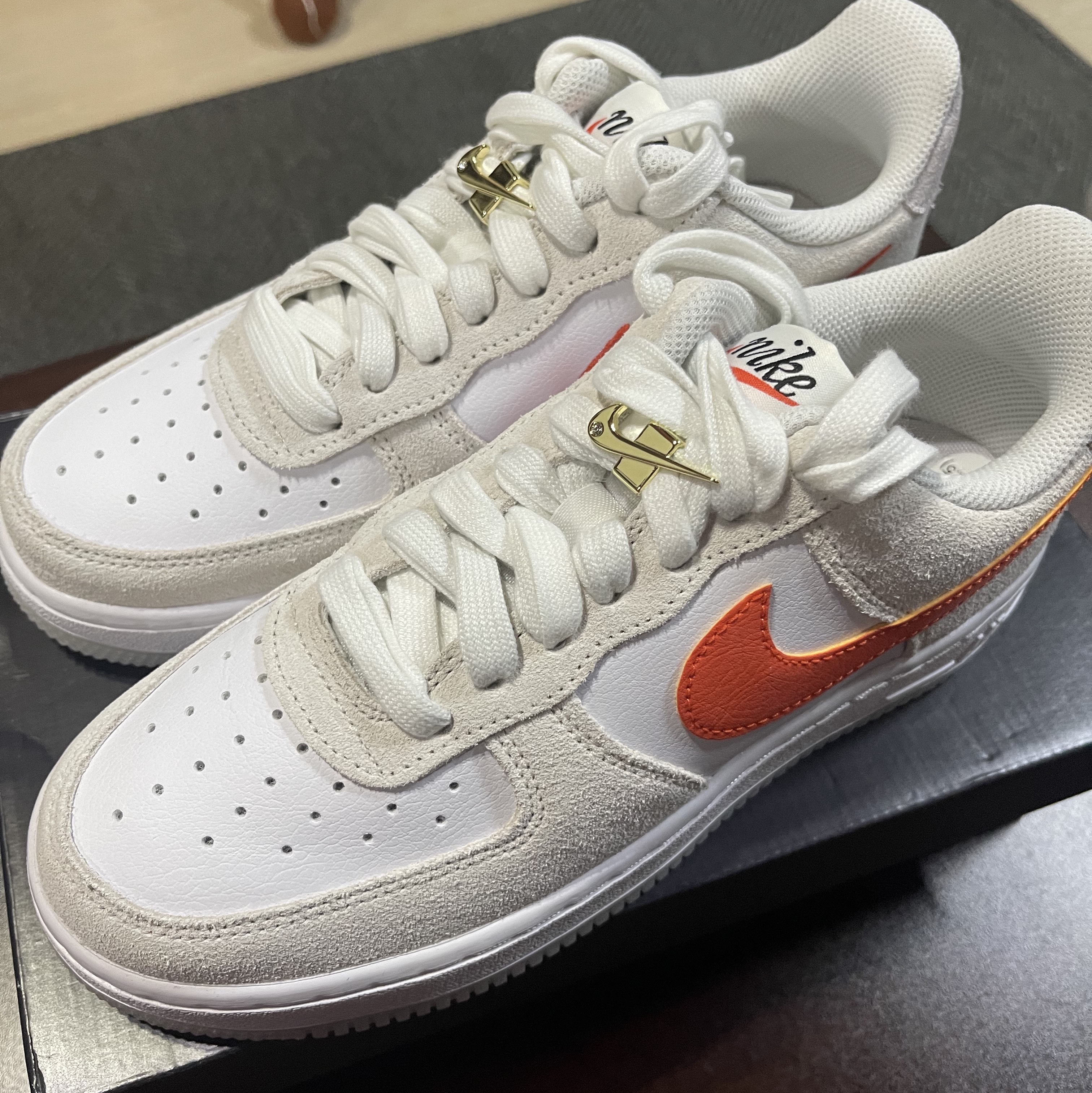 (W) Nike Air Force 1 '07 SE First Use Orange Sail 착용 스타일 - 2
