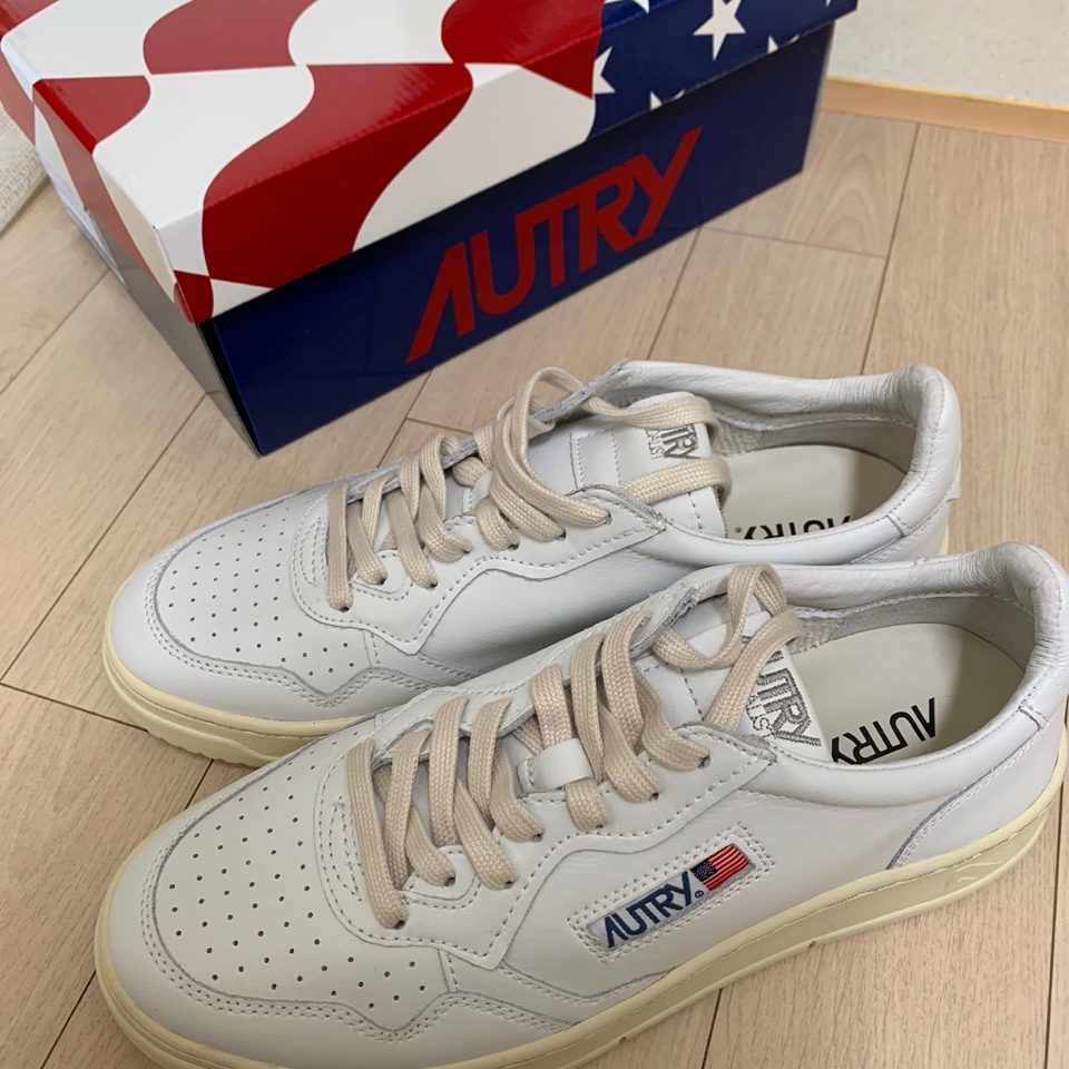 Autry Medalist Low Leather Sneakers White 착용 스타일