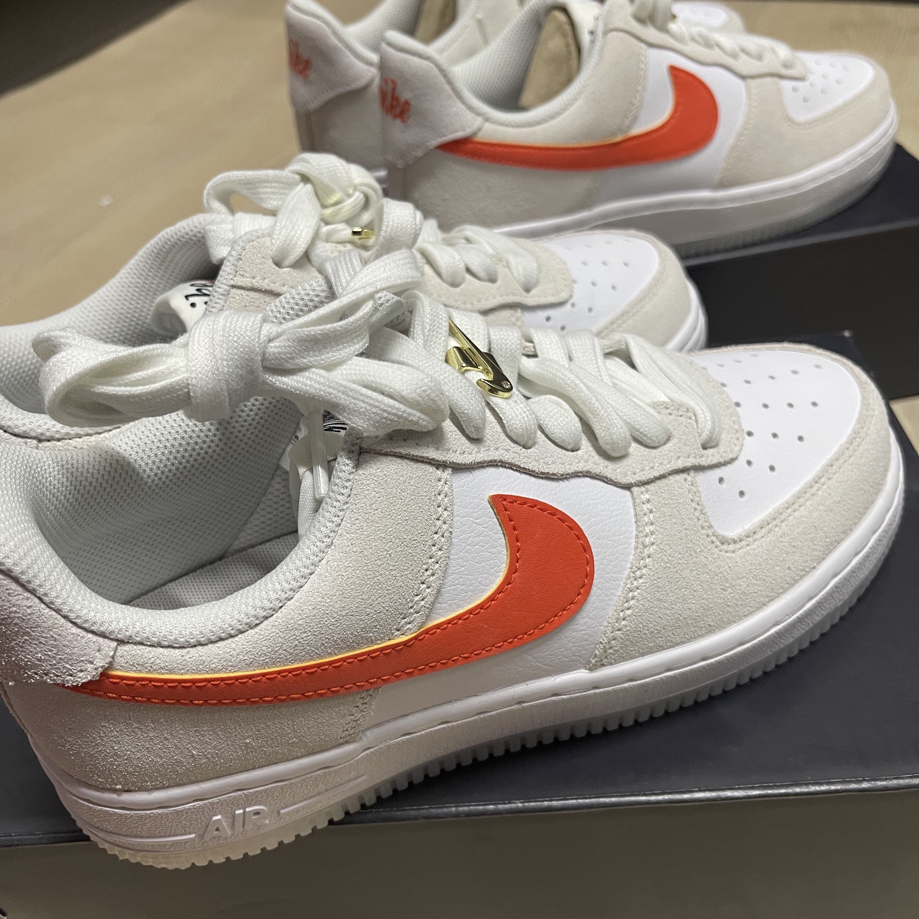 (W) Nike Air Force 1 '07 SE First Use Orange Sail 착용 스타일 - 3