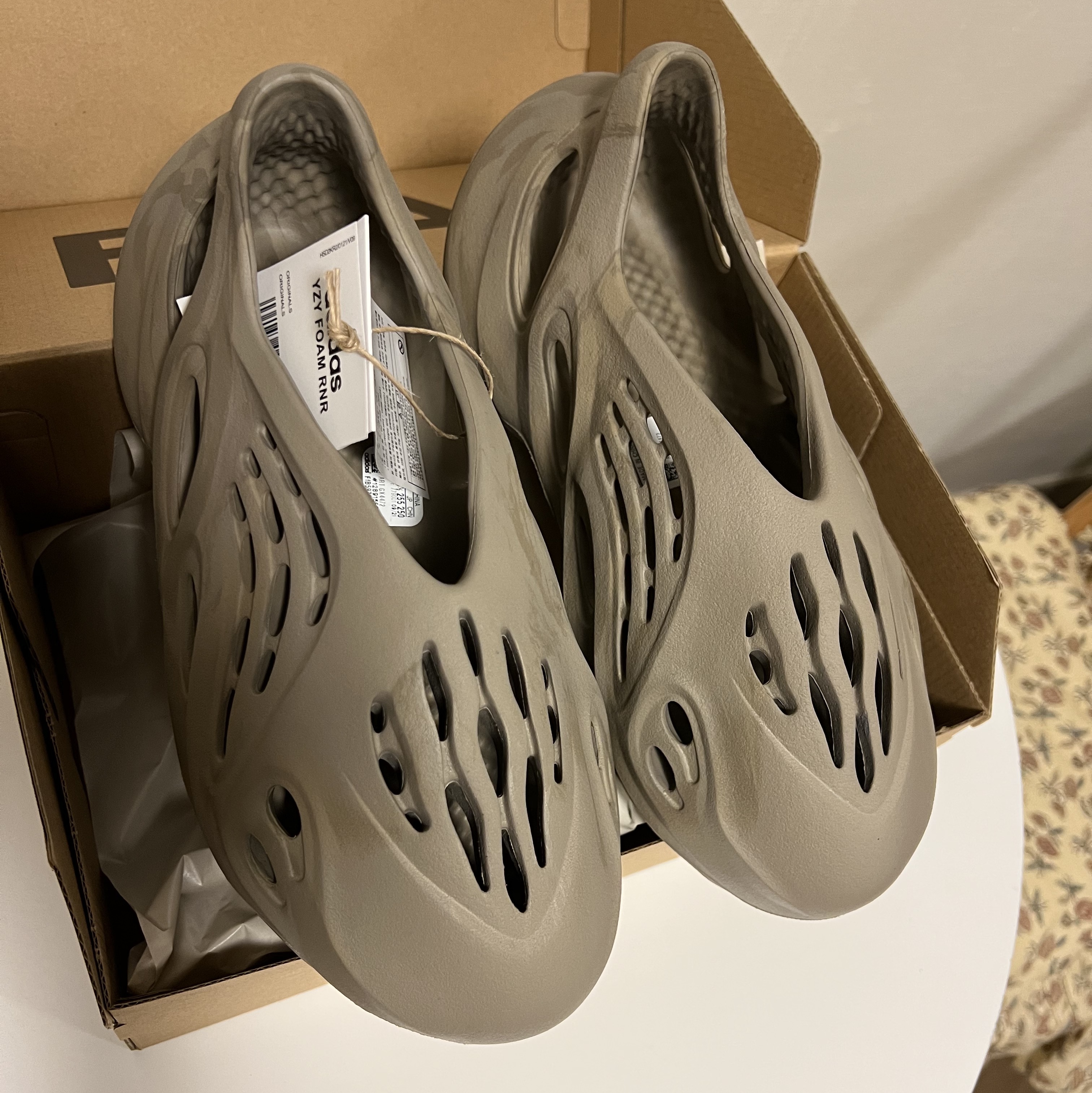 Adidas Yeezy Foam RNNR Stone Sage 착용 스타일 - 2
