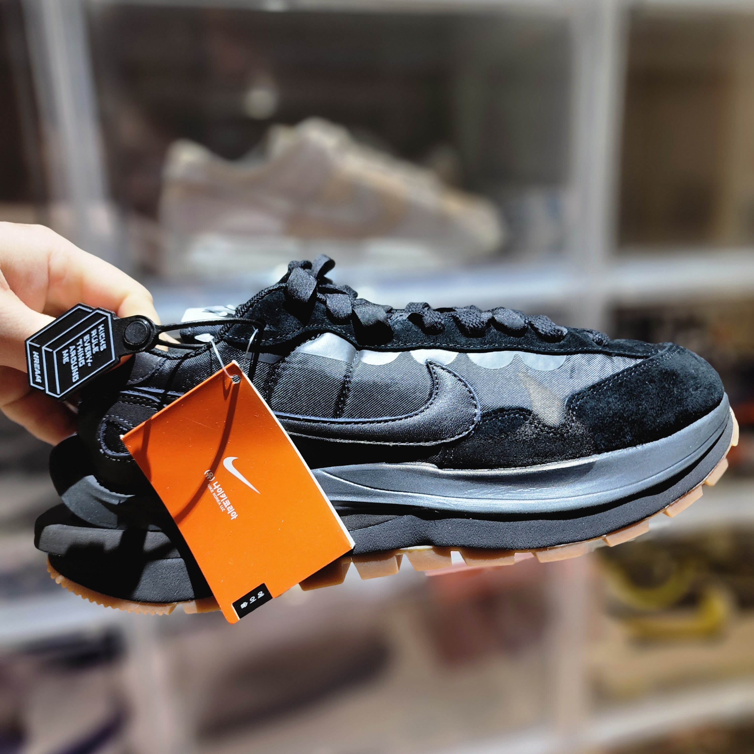 Nike x Sacai VaporWaffle Black and Gum 착용 스타일 - 1