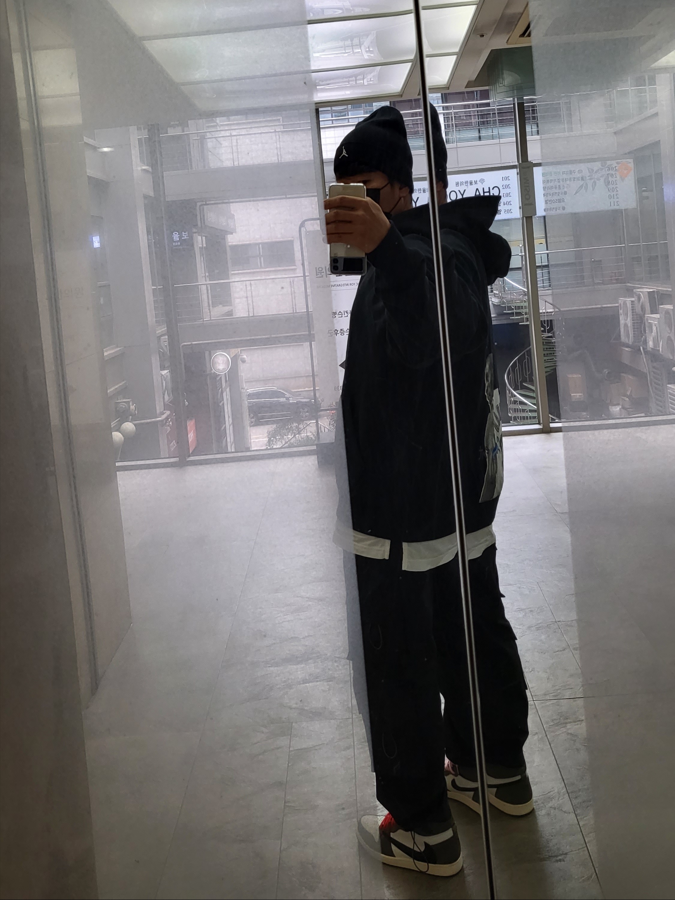 Jordan x Travis Scott x Fragment Hoodie Black (DJ0615-010), Jordan 1 x Travis Scott Retro High OG SP Mocha 착용 스타일