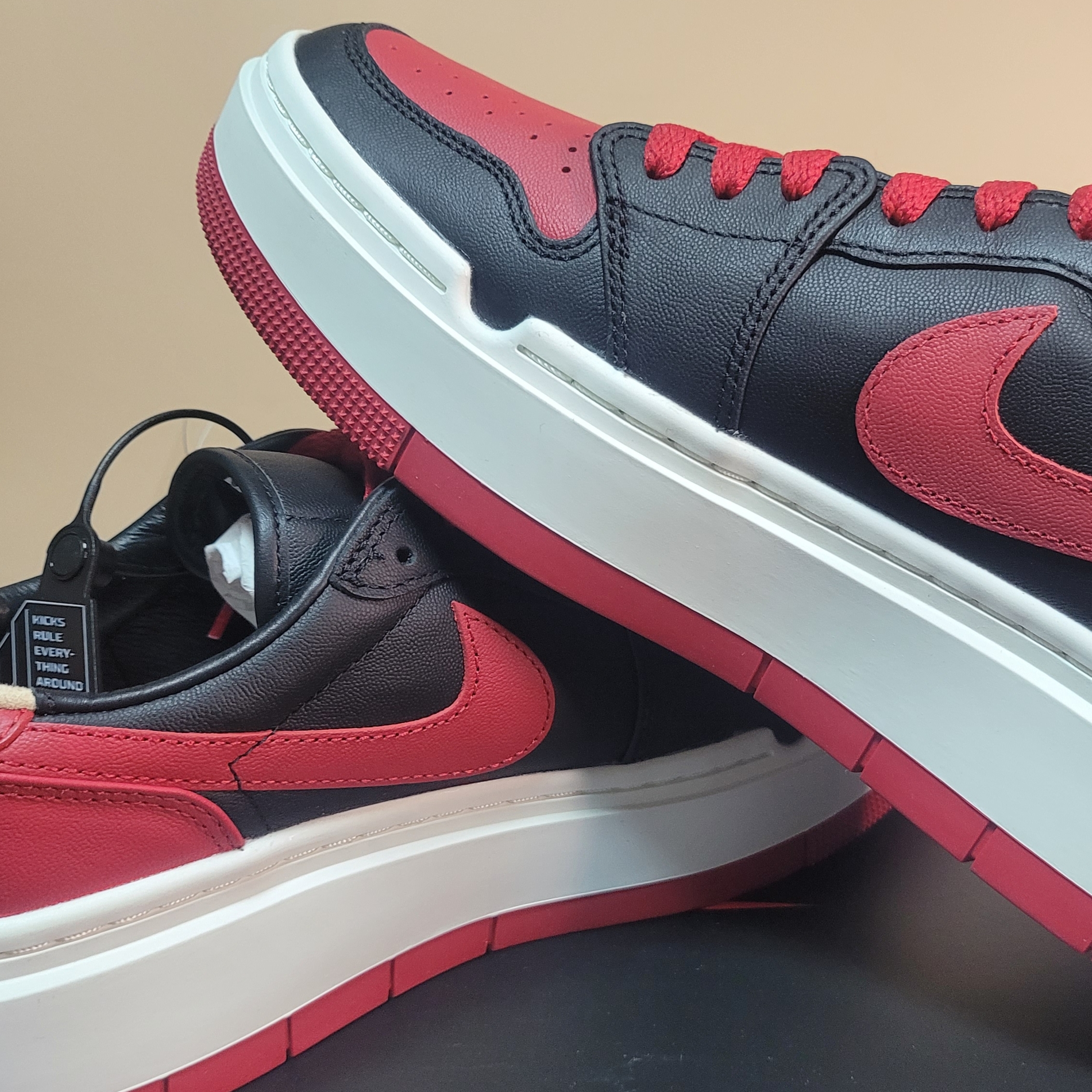(W) Jordan 1 Elevate Low SE Bred, Converse Run Star Hike Hi Black White Gum 착용 스타일 - 2