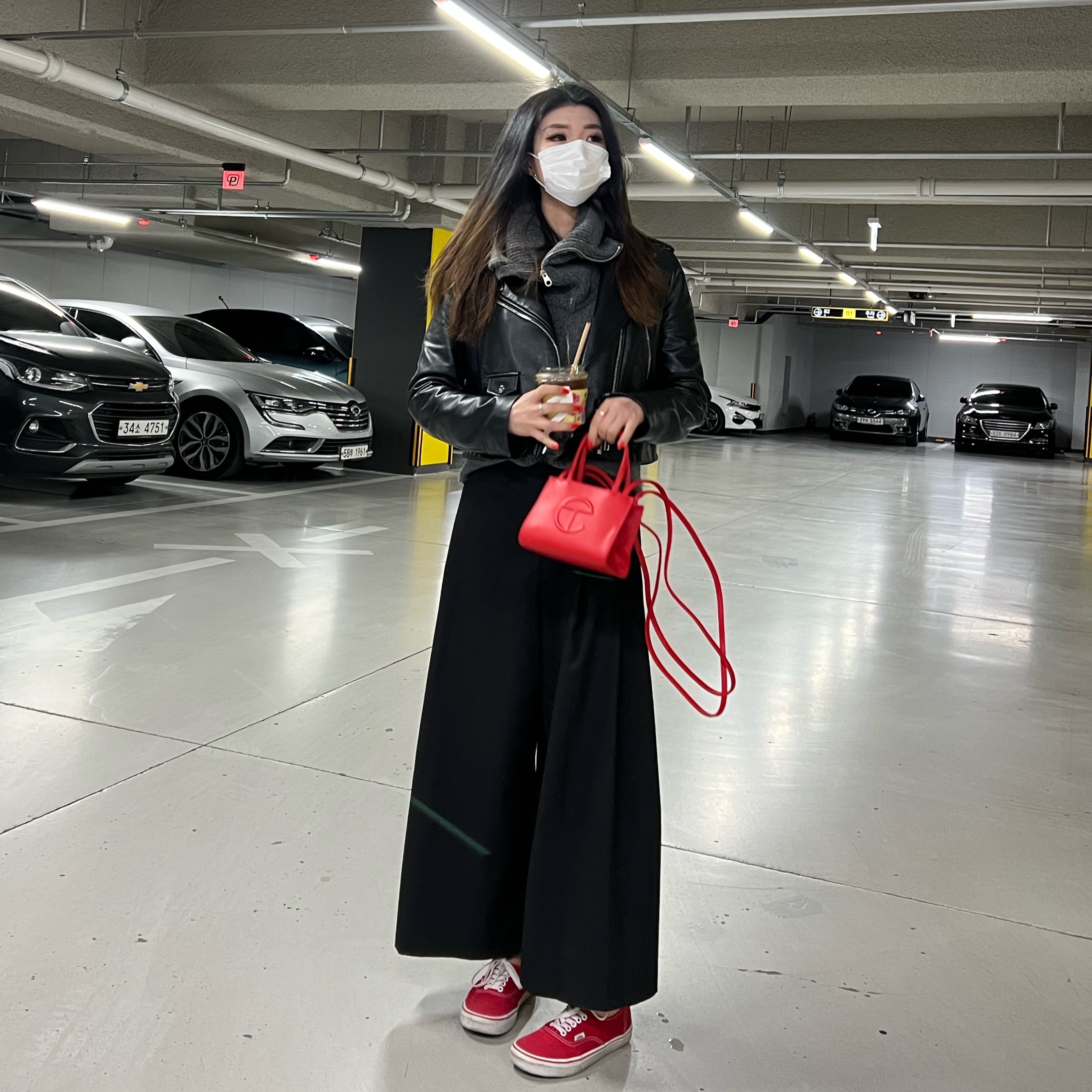 Telfar Small Shopping Bag Red 착용 스타일 - 1