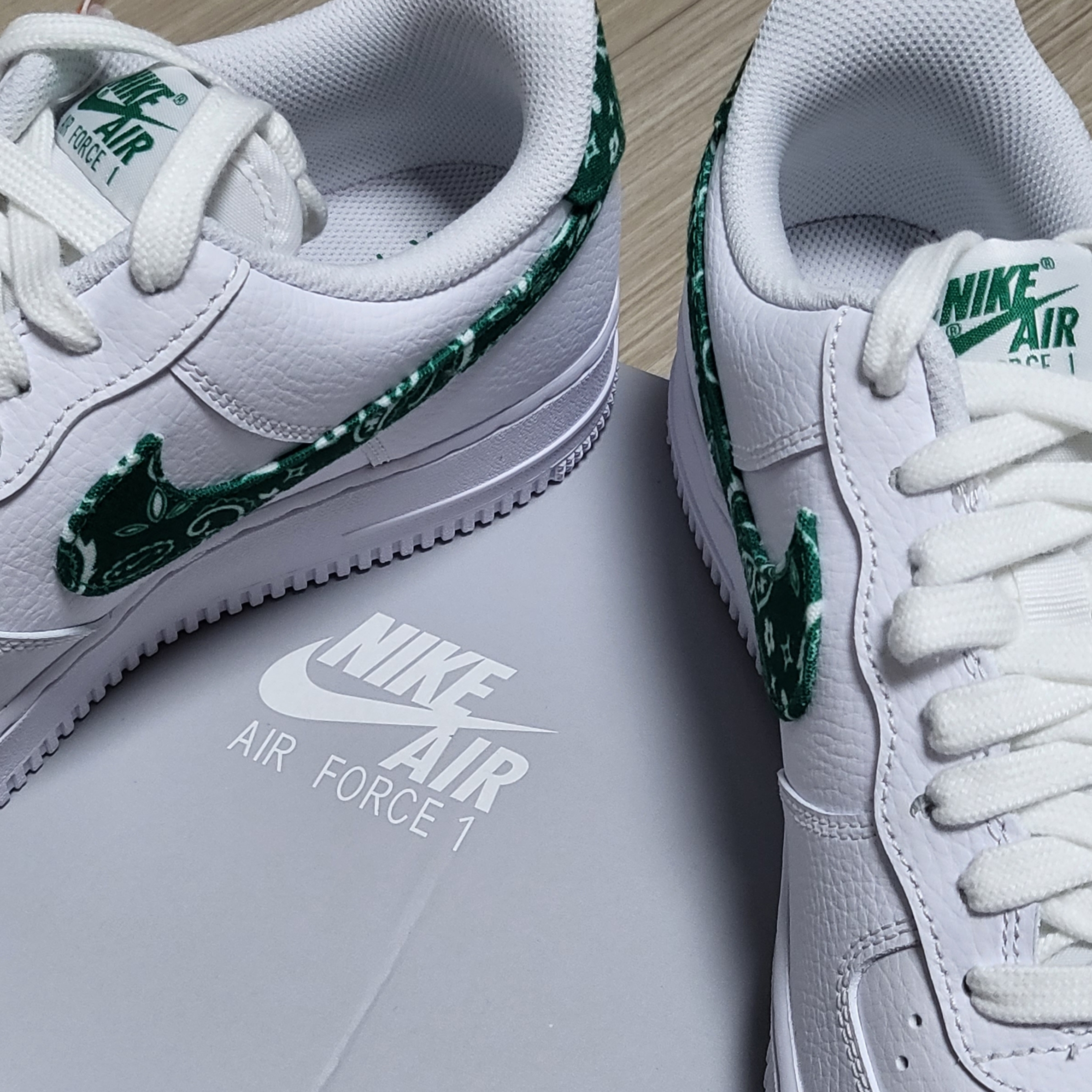 (W) Nike Air Force 1 '07 Essential Paisley Swoosh White Malachite 착용 스타일