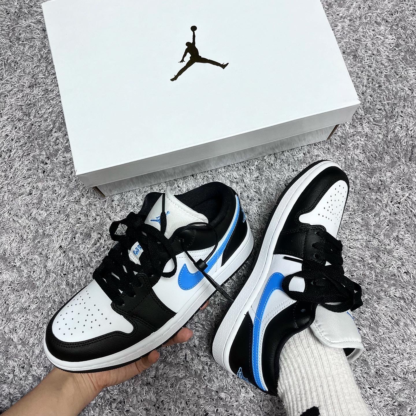 (W) Jordan 1 Low Black University Blue 착용 스타일 - 1