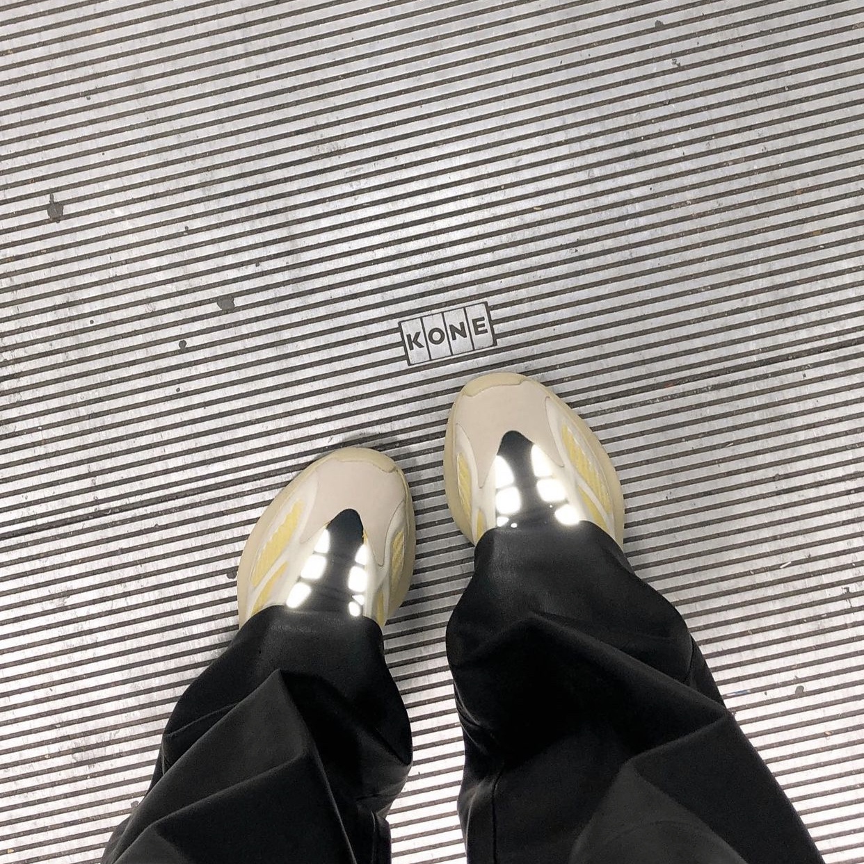 Adidas Yeezy 700 V3 Mono Safflower, Adidas Yeezy 700 V3 Safflower 착용 스타일 - 5