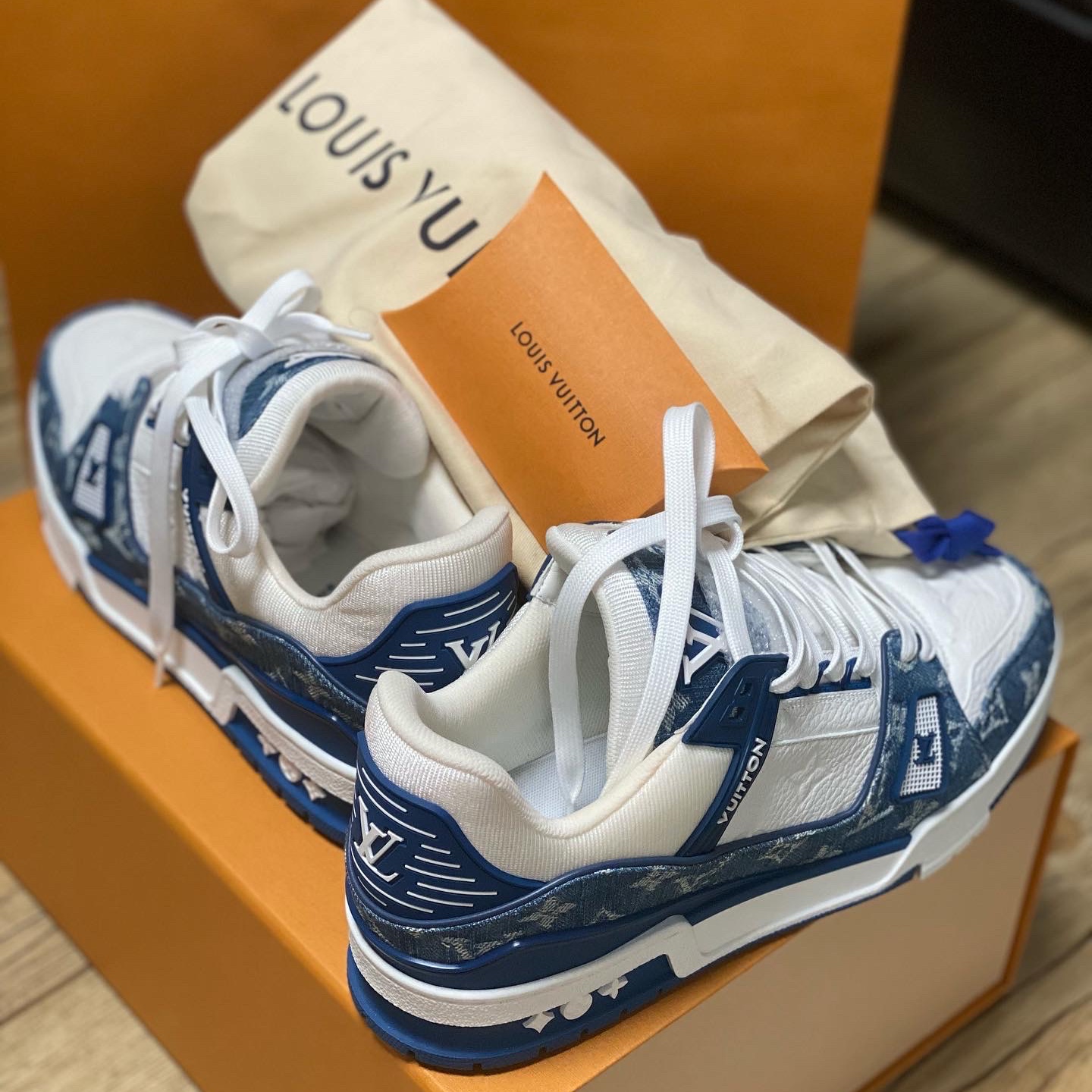 Louis Vuitton LV Trainer Sneakers Monogram Denim Blue 착용 스타일