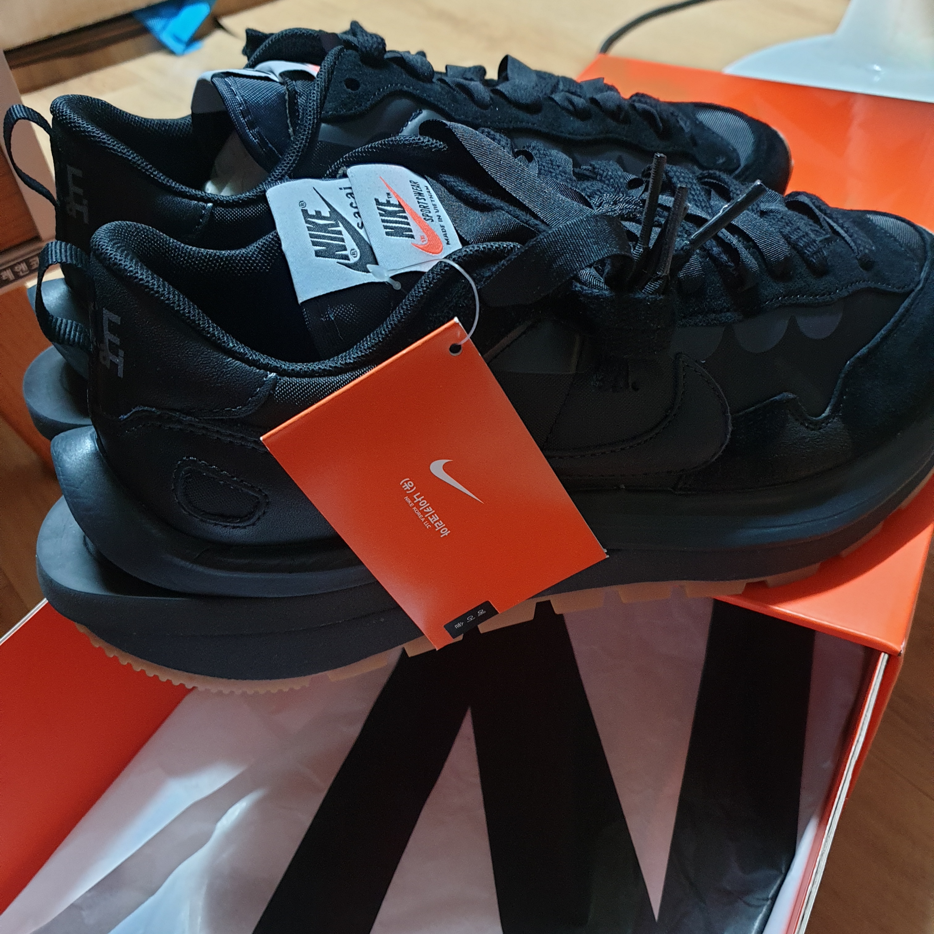 Nike x Sacai VaporWaffle Black and Gum 착용 스타일 - 3
