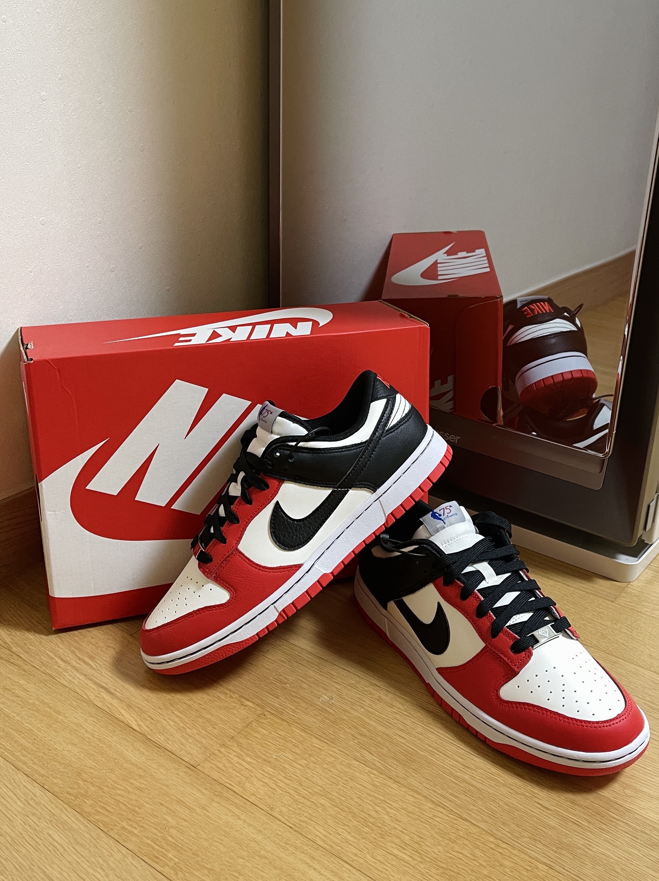 Nike x NBA Dunk Low Retro EMB Black and Chile Red, (GS) Nike x NBA Dunk Low Black and Chile Red 착용 스타일