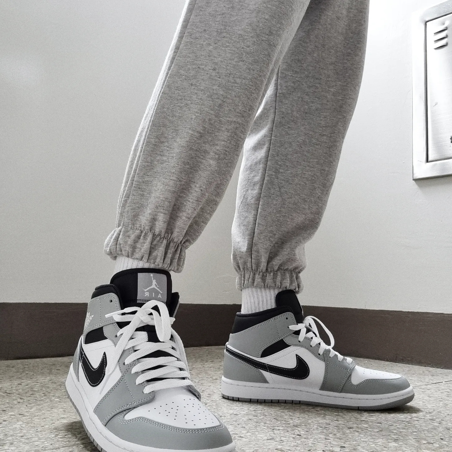 Jordan 1 Mid Light Smoke Grey Anthracite 착용 스타일