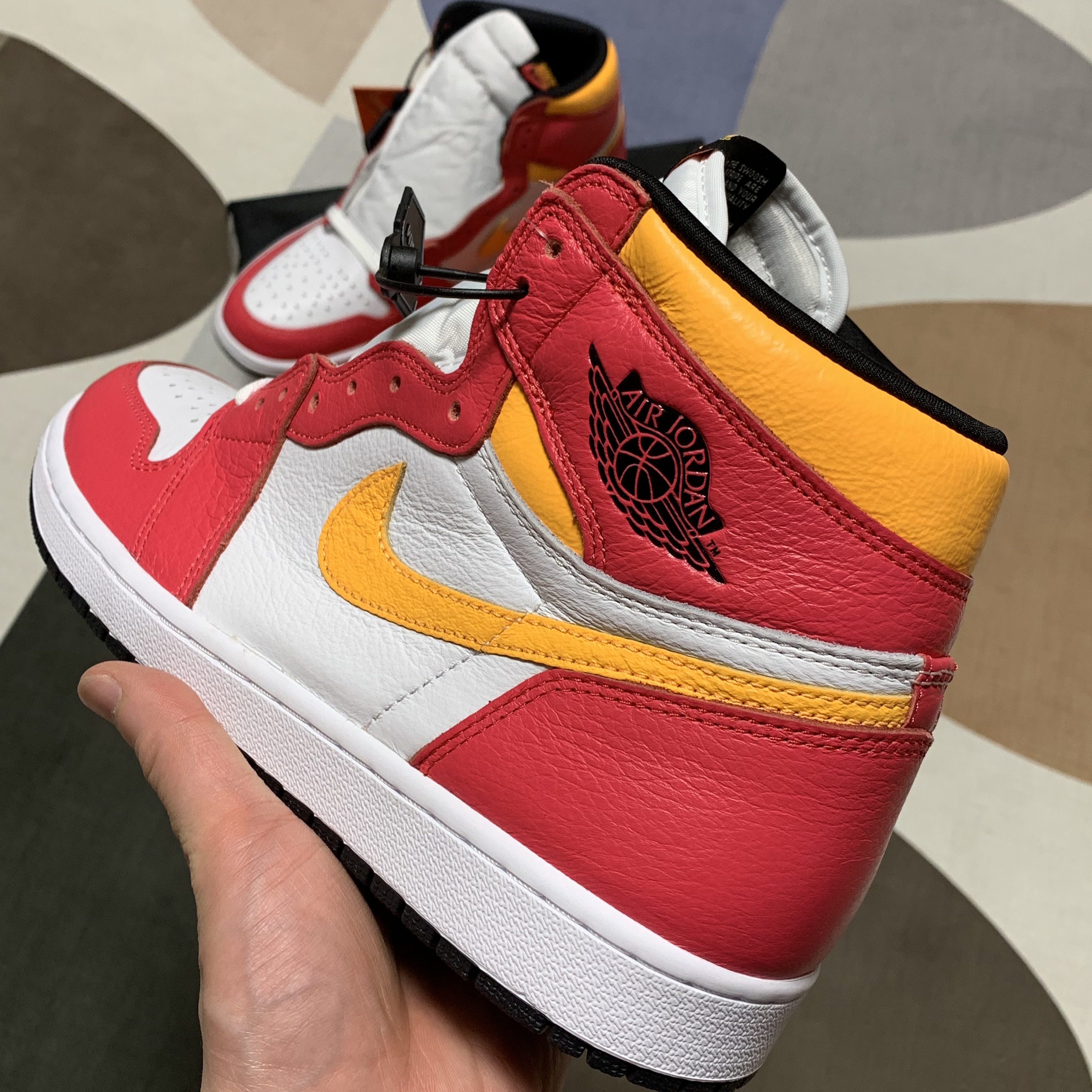 Jordan 1 Retro High OG Light Fusion Red 착용 스타일 - 3