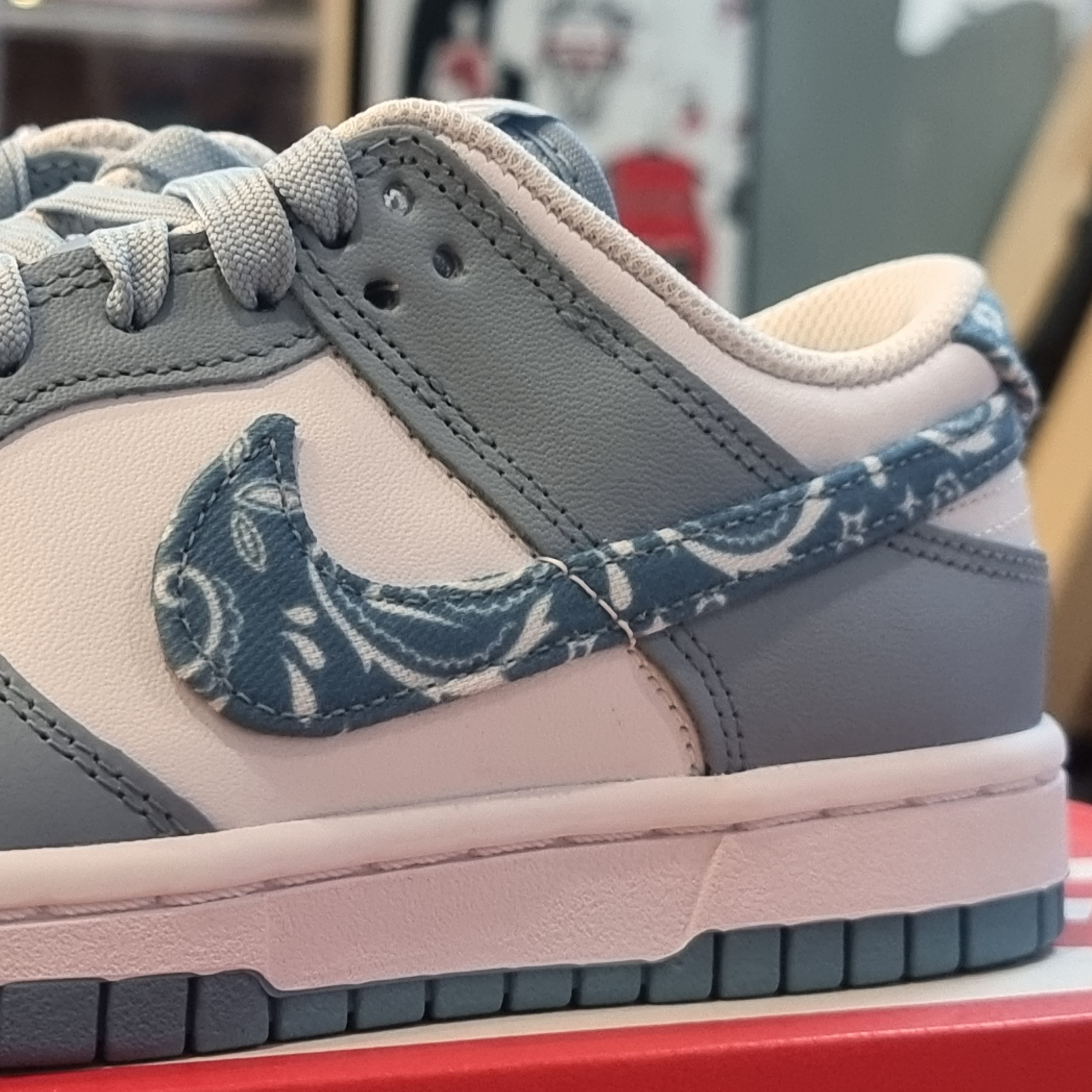 (W) Nike Dunk Low Essential Blue Paisley 착용 스타일 - 4