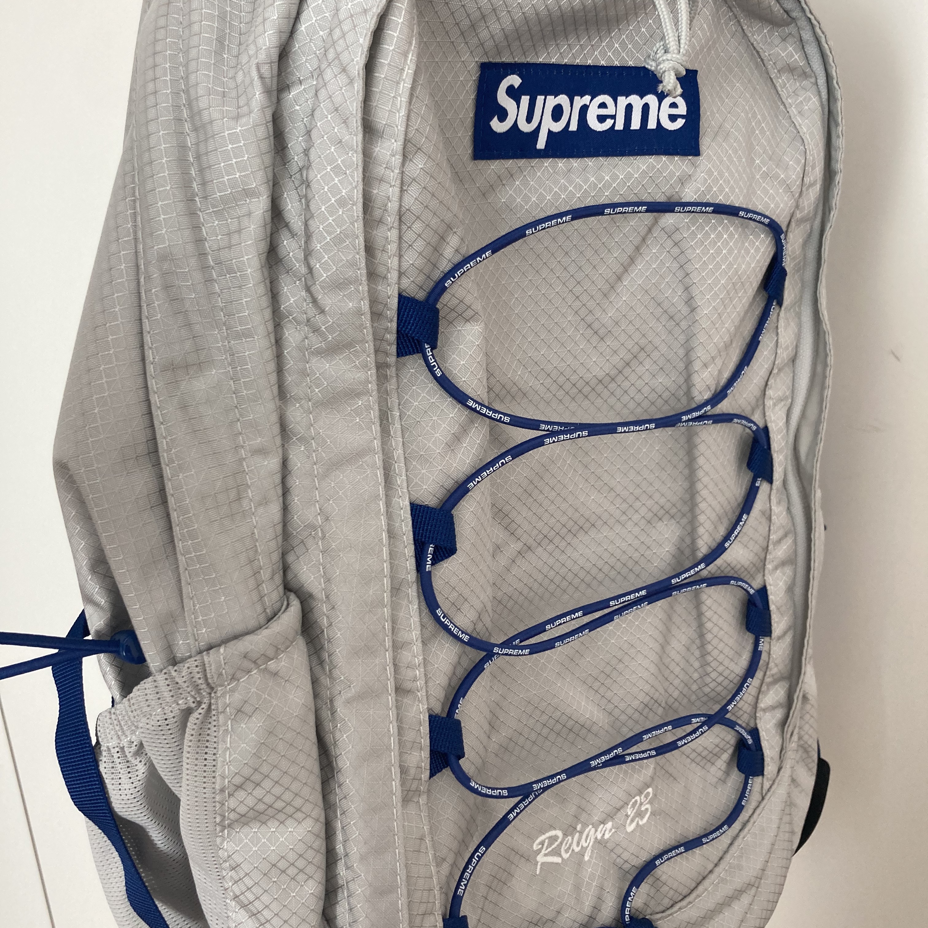 Supreme Backpack Silver - 22SS, Supreme Small Messenger Bag Black - 22SS 착용 스타일 - 2