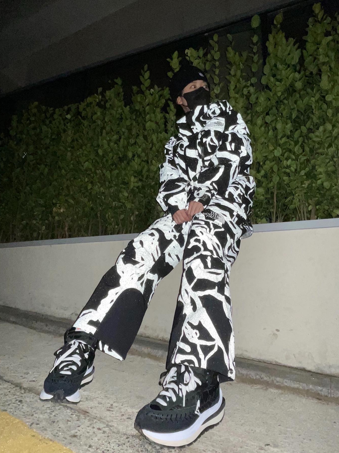 The North Face x Kaws Freeride Jacket Black Dragline Print, The North Face x Kaws Freeride Bib Black Dragline Print 착용 스타일
