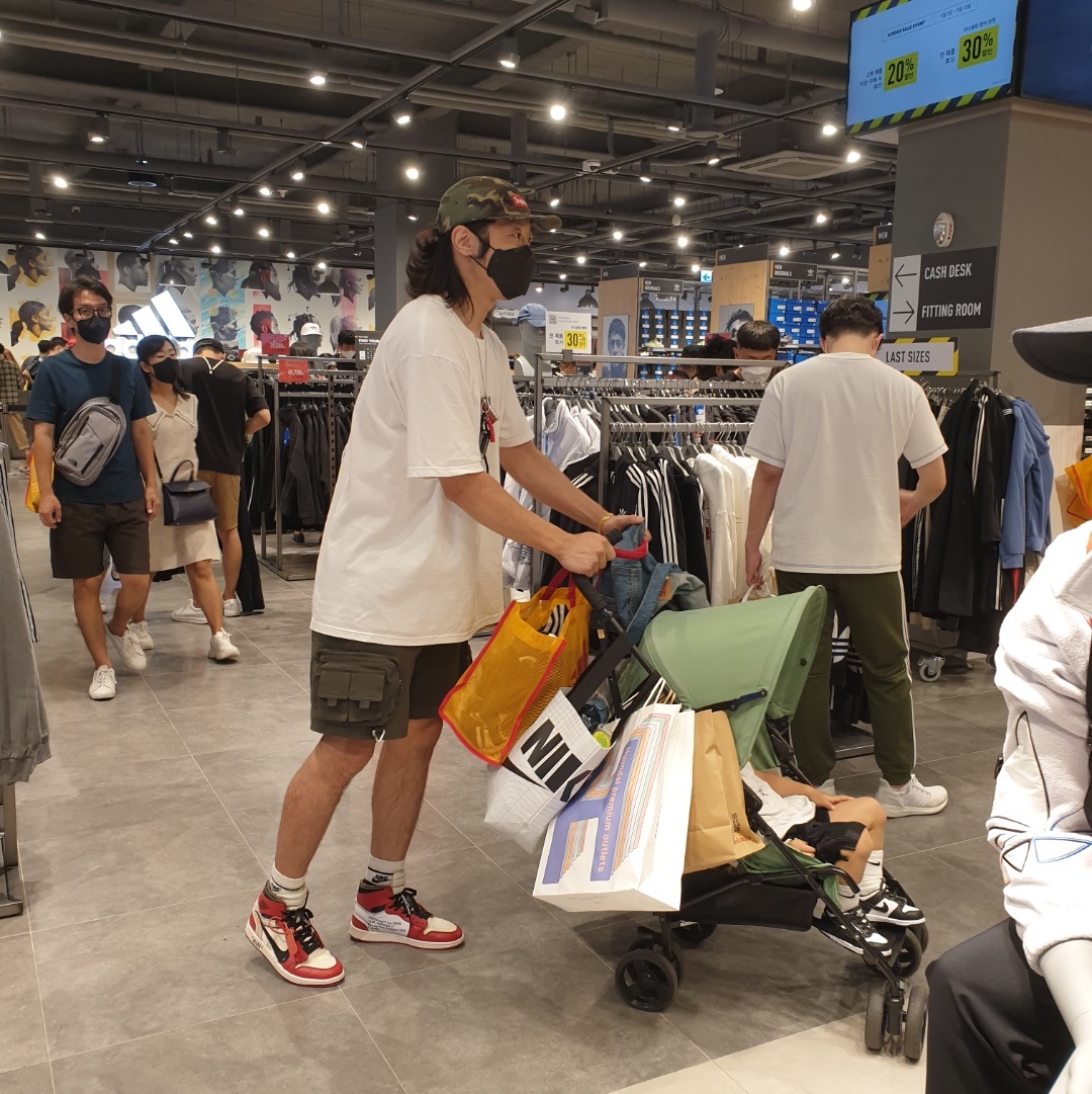 Jordan 1 x Off-White Retro High Chicago The Ten, Supreme x Emilio Pucci Box Logo T-Shirt White Black - 21SS 착용 스타일 - 3
