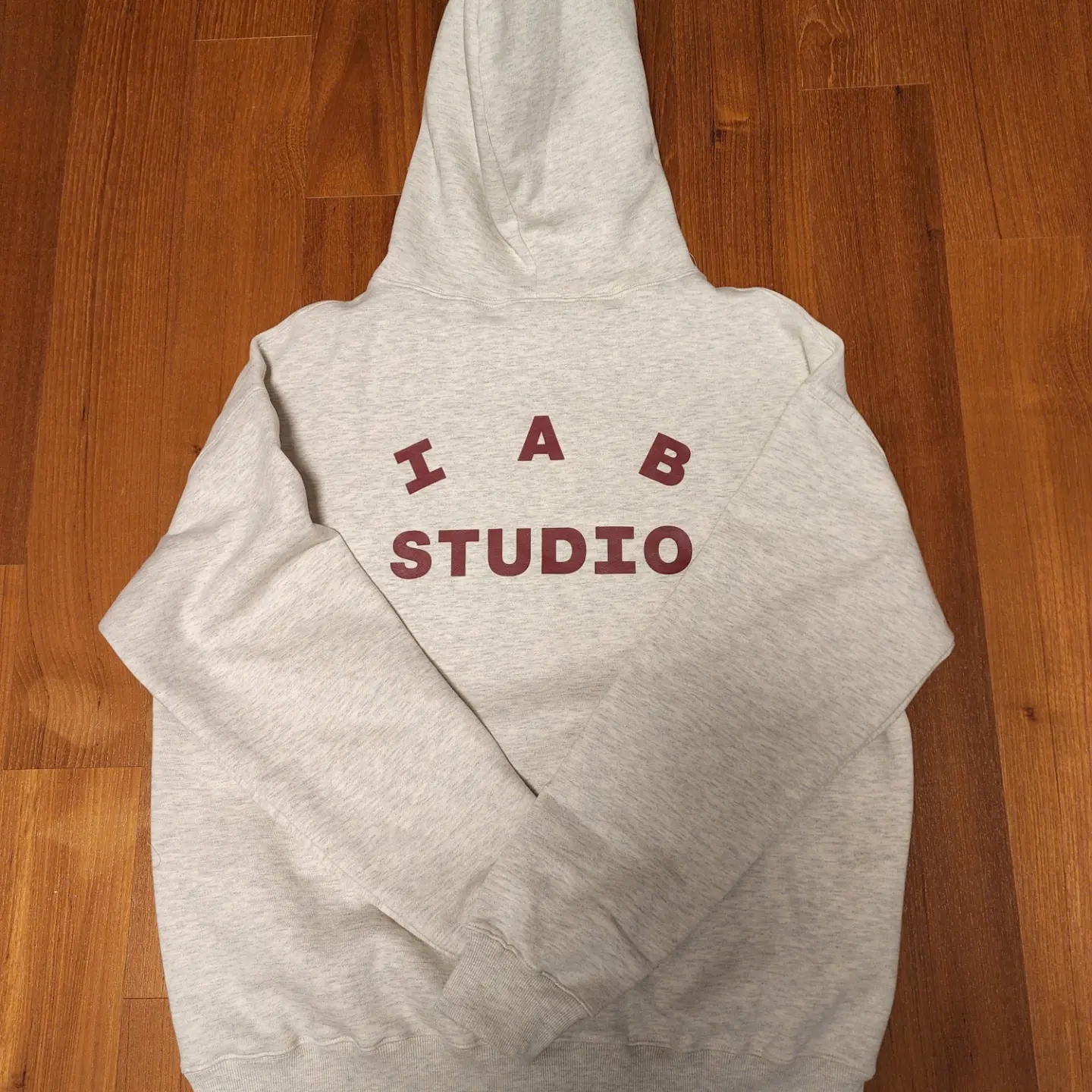 IAB Studio Hoodie Oatmeal Burgundy 착용 스타일 - 2