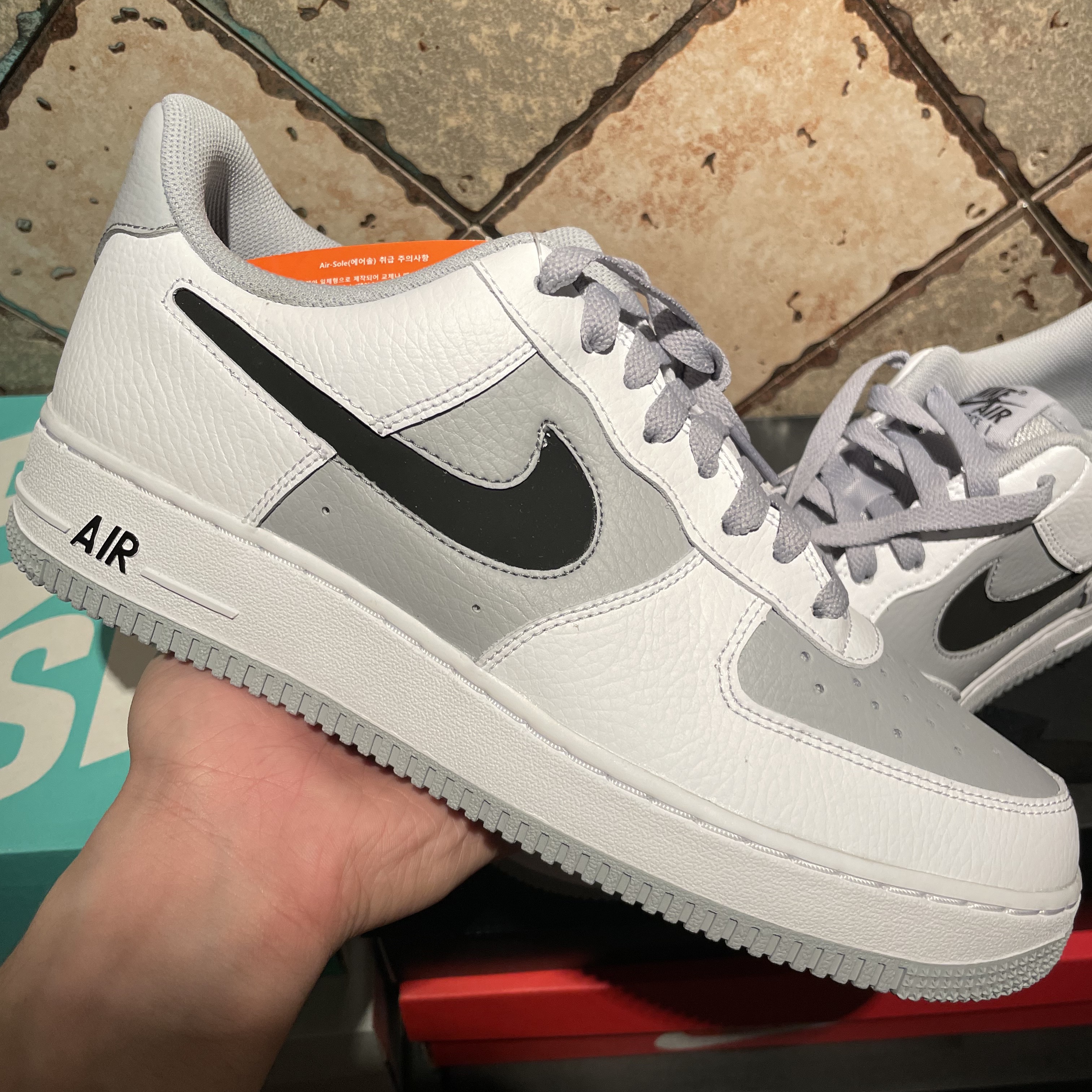 Nike Air Force 1 '07 Cut Out Swoosh Cool Grey 착용 스타일