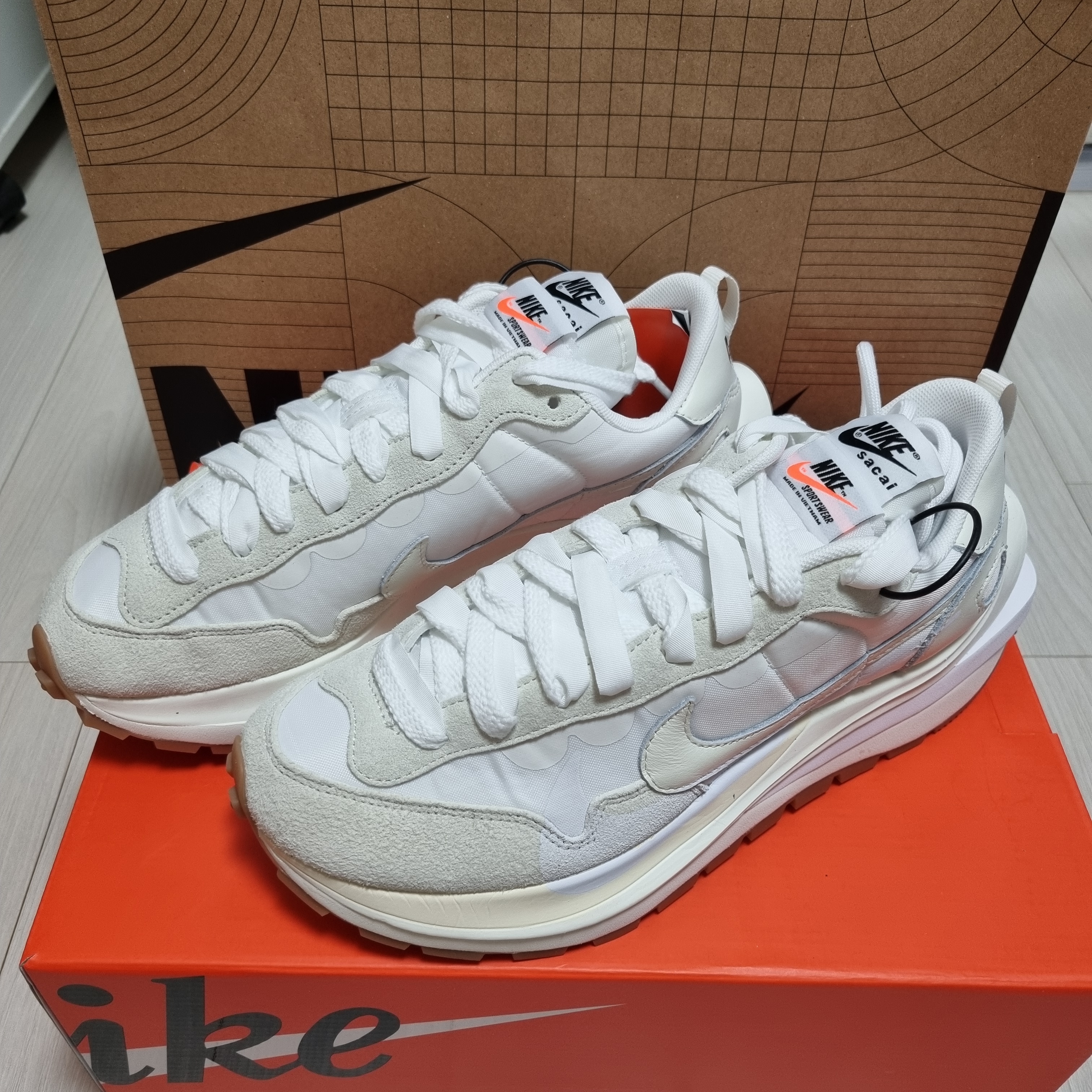 Nike x Sacai VaporWaffle White and Gum 착용 스타일