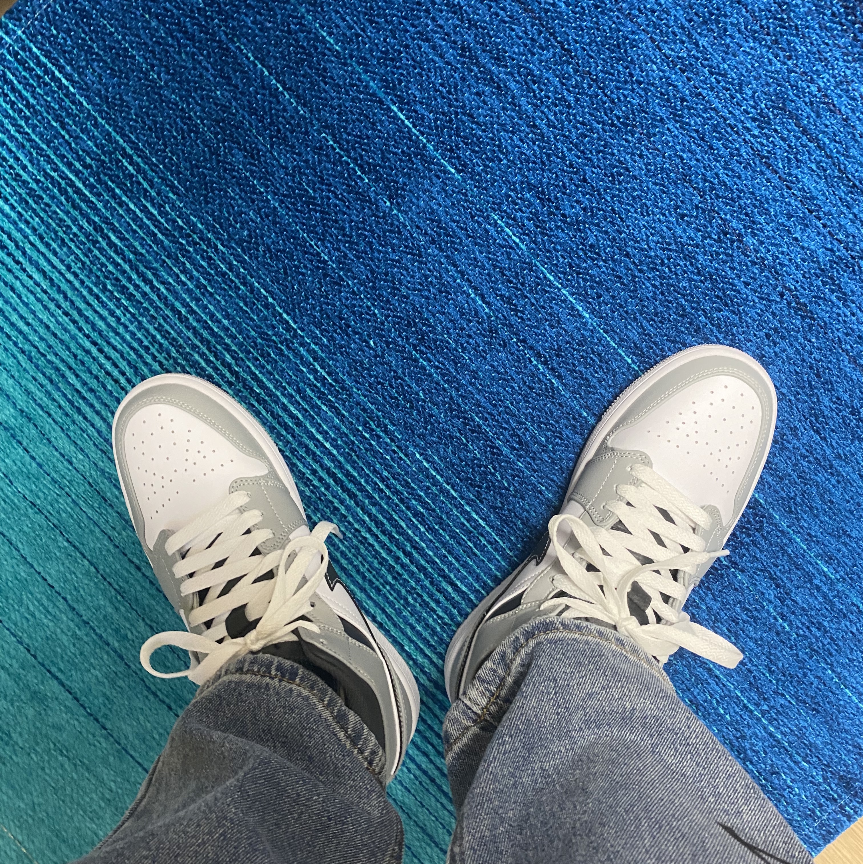 Jordan 1 Mid Light Smoke Grey Anthracite 착용 스타일 - 2