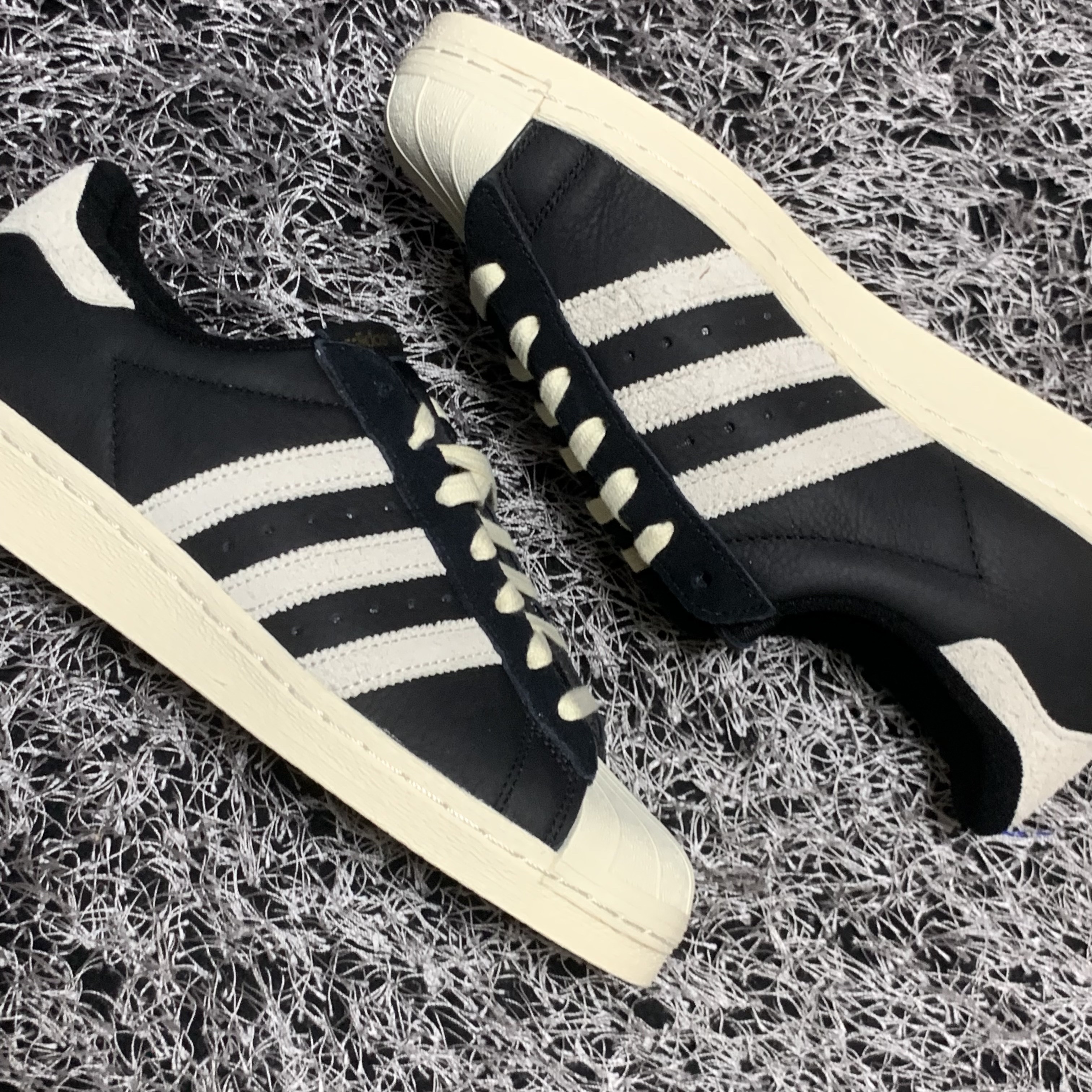 Adidas Superstar 82 Black White 착용 스타일