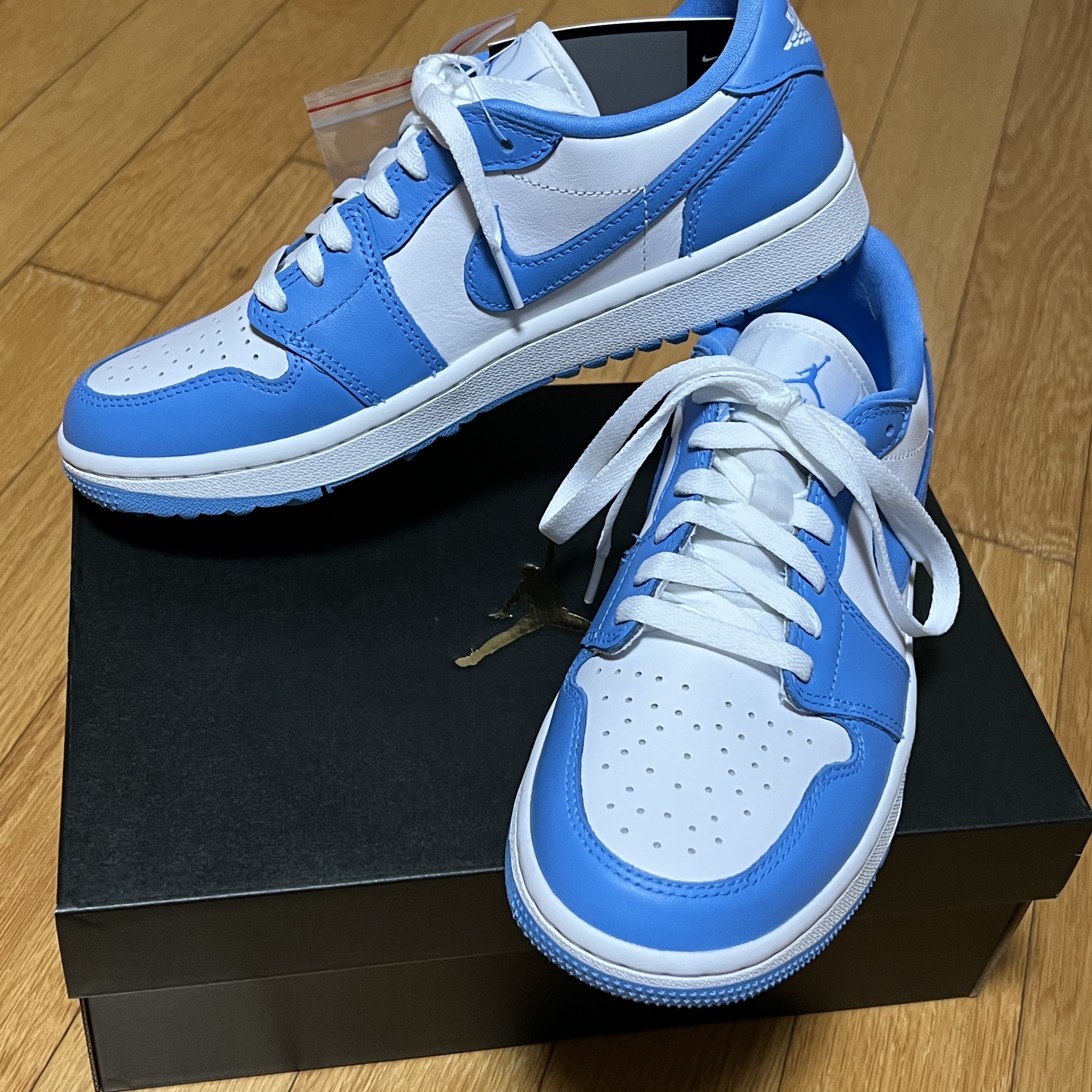 Jordan 1 Low Golf White and University Blue 착용 스타일