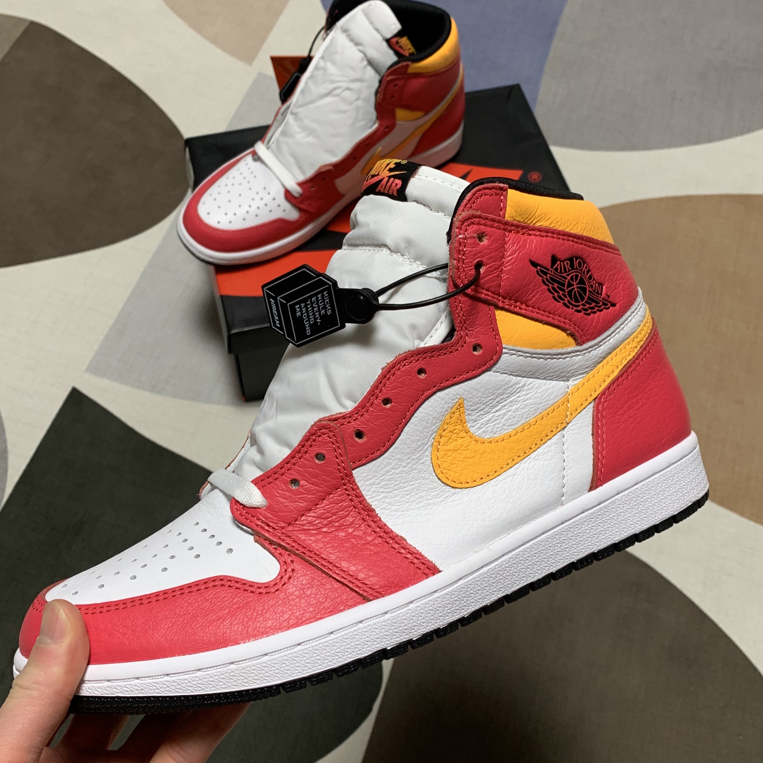 Jordan 1 Retro High OG Light Fusion Red 착용 스타일 - 2
