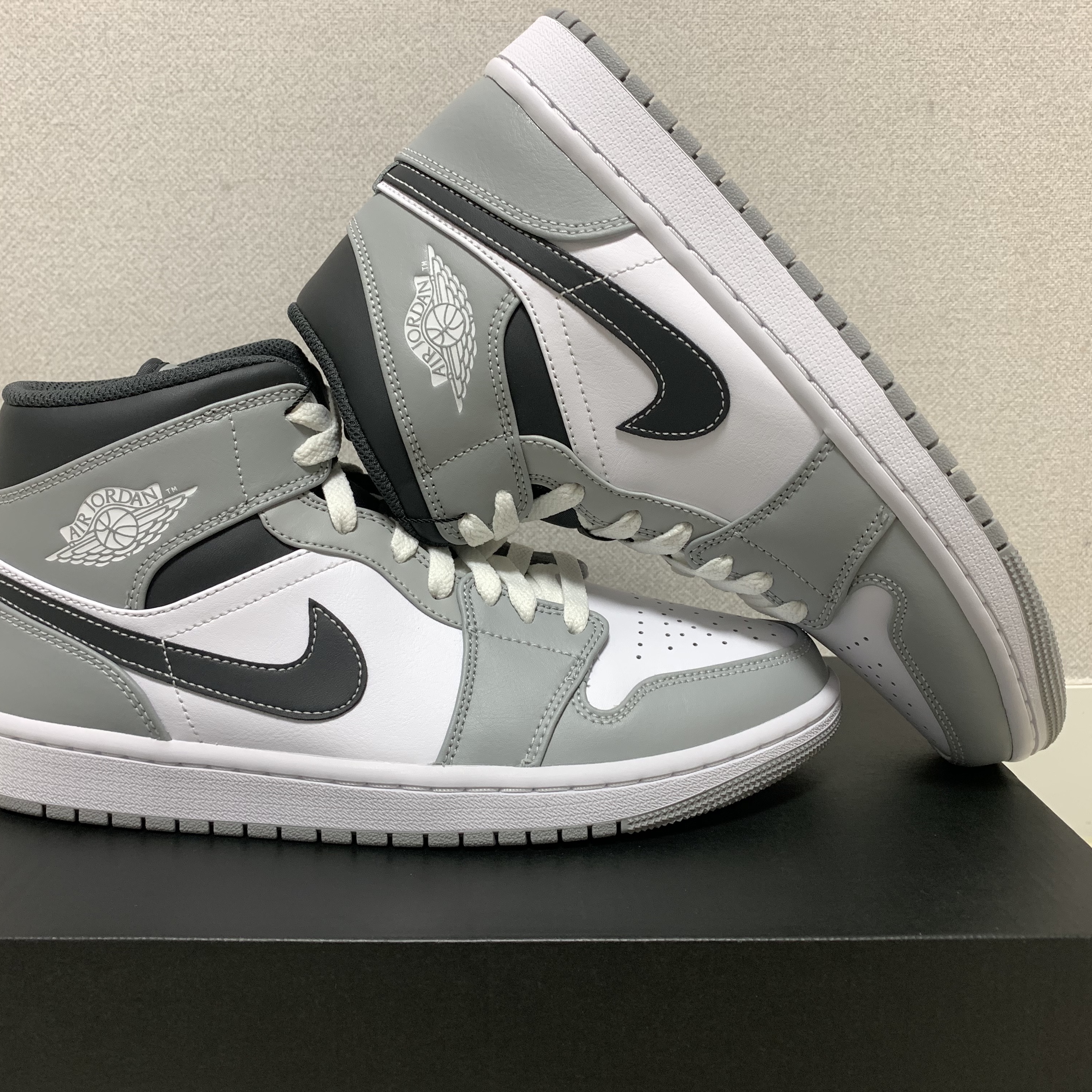Jordan 1 Mid Light Smoke Grey Anthracite 착용 스타일 - 4