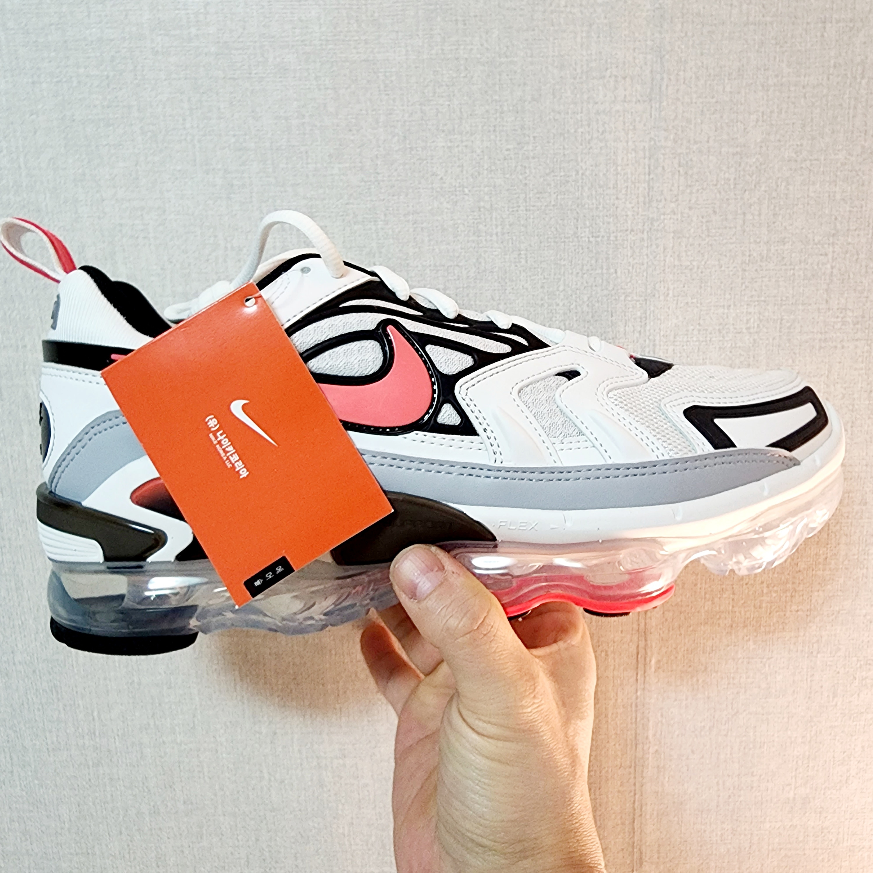 Nike Air VaporMax EVO Summit White Bright Crimson 착용 스타일 - 2