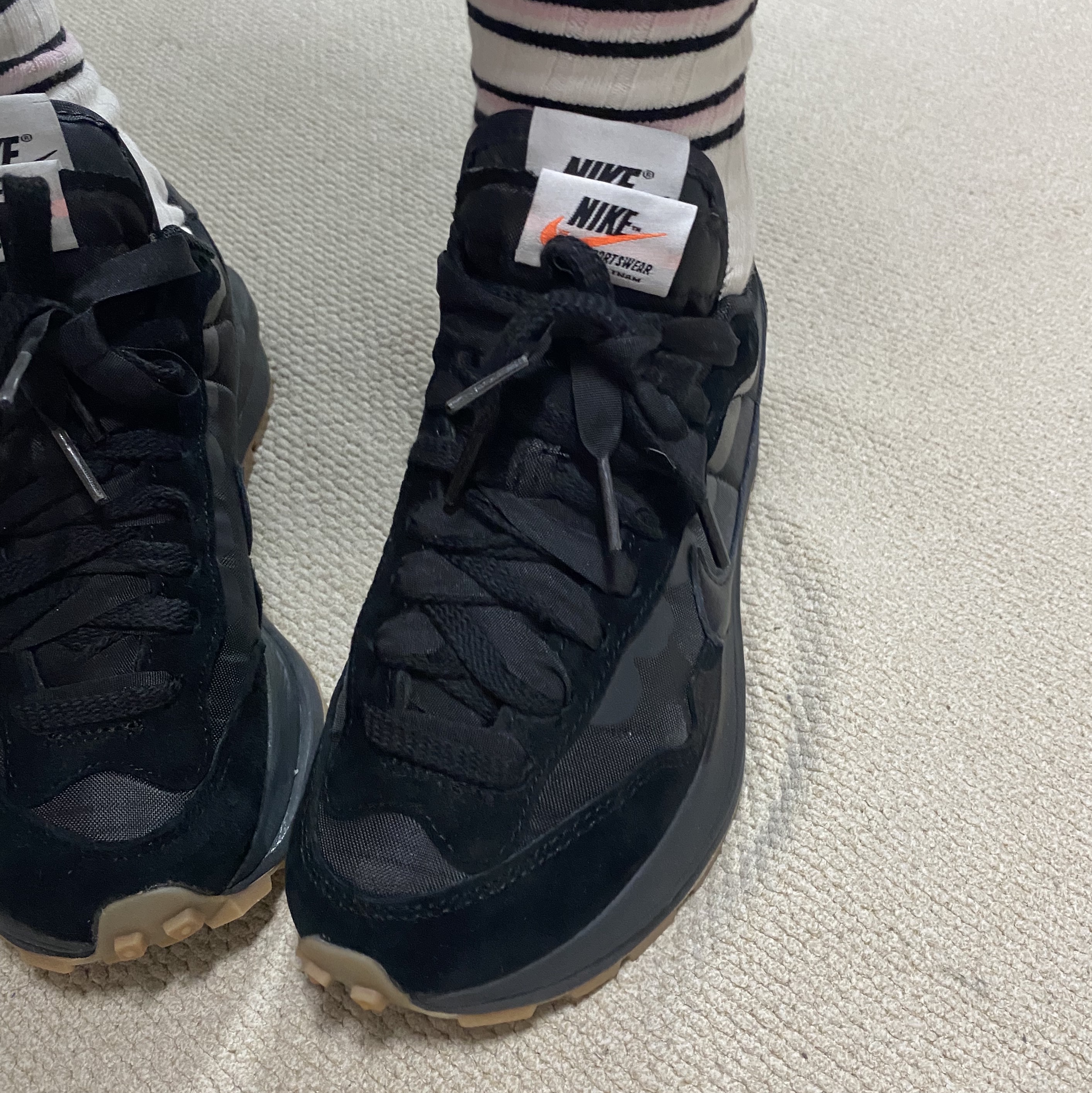 Nike x Sacai VaporWaffle Black and Gum 착용 스타일