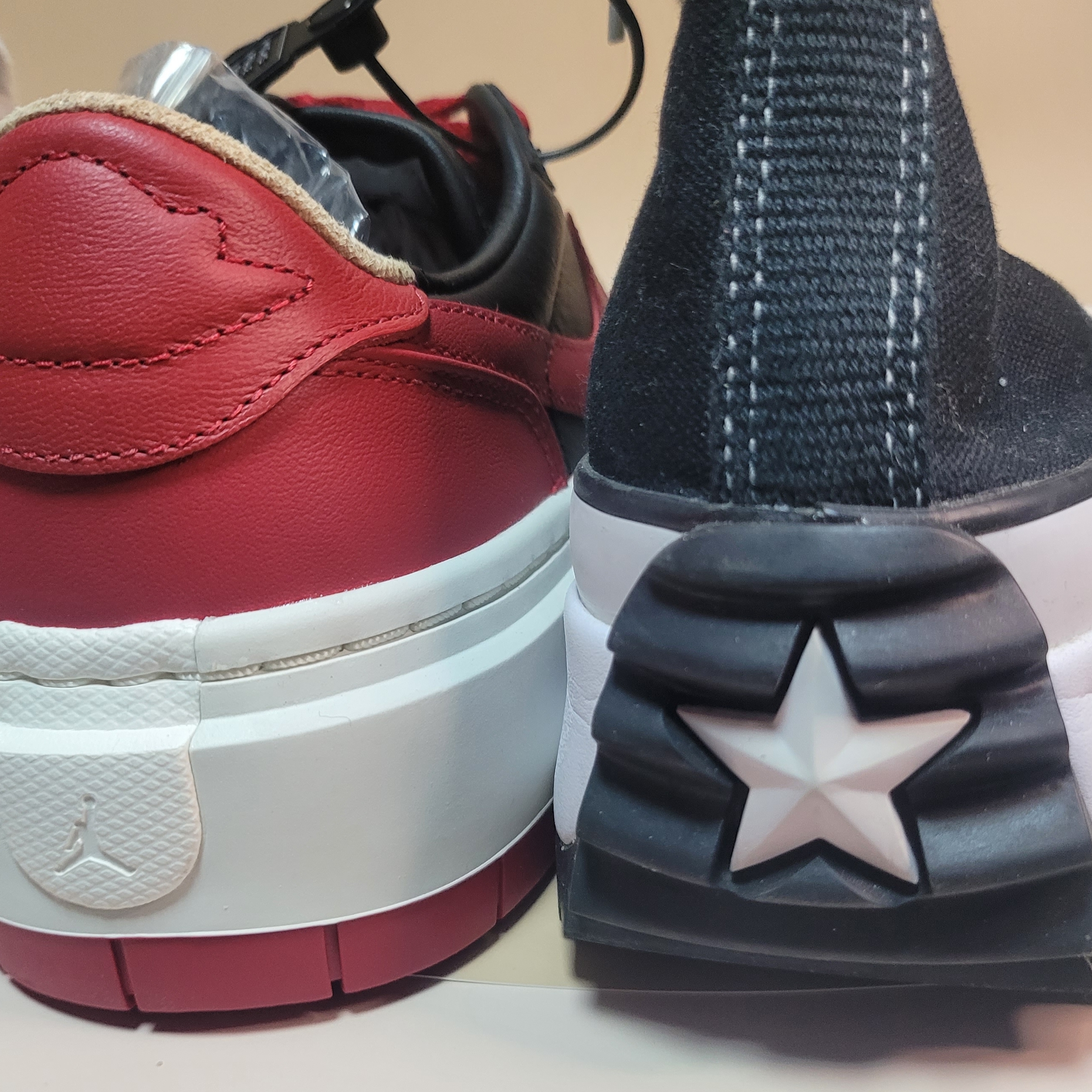 (W) Jordan 1 Elevate Low SE Bred, Converse Run Star Hike Hi Black White Gum 착용 스타일 - 4