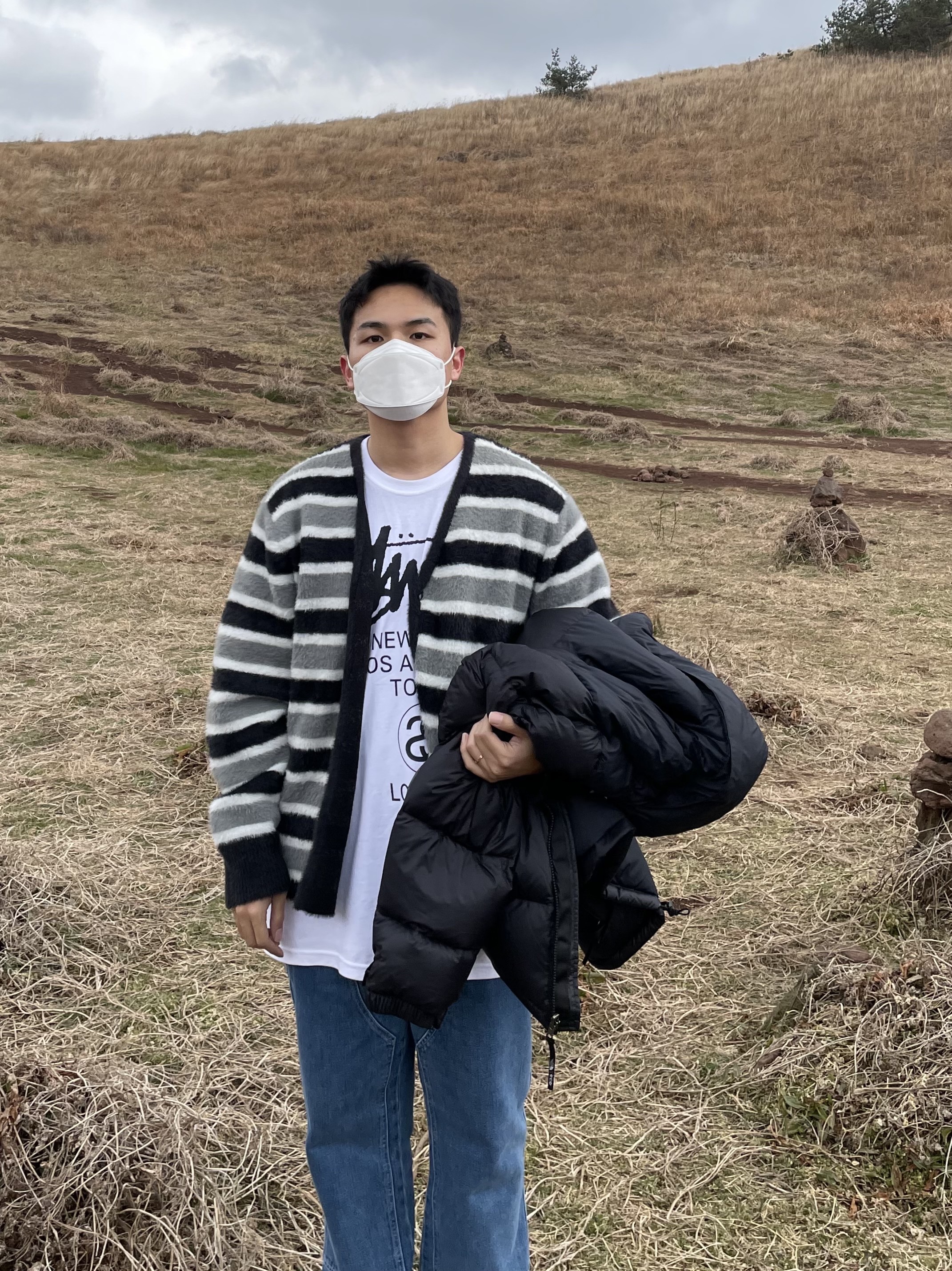 Stussy World Tour T-Shirt White, Stussy Shaggy Stripe Cardigan Black 착용 스타일 - 1