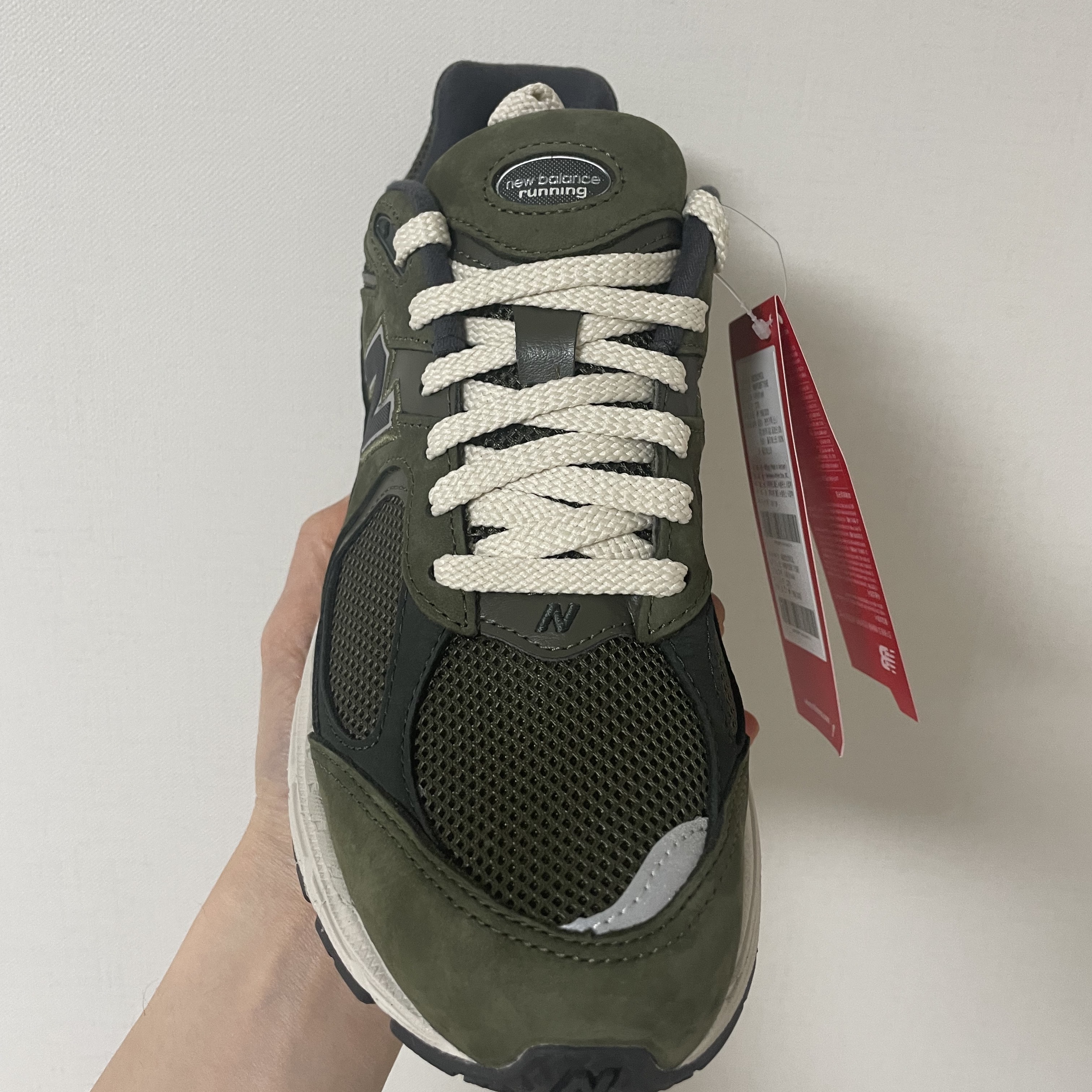 New Balance 2002R Grape Leaf 착용 스타일 - 2