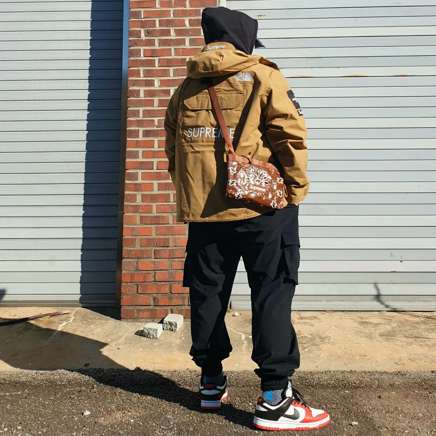 Supreme x The North Face Cargo Jacket Gold - 20SS, Supreme Bandana Tarp Side Bag Brown - 21SS 착용 스타일 - 1