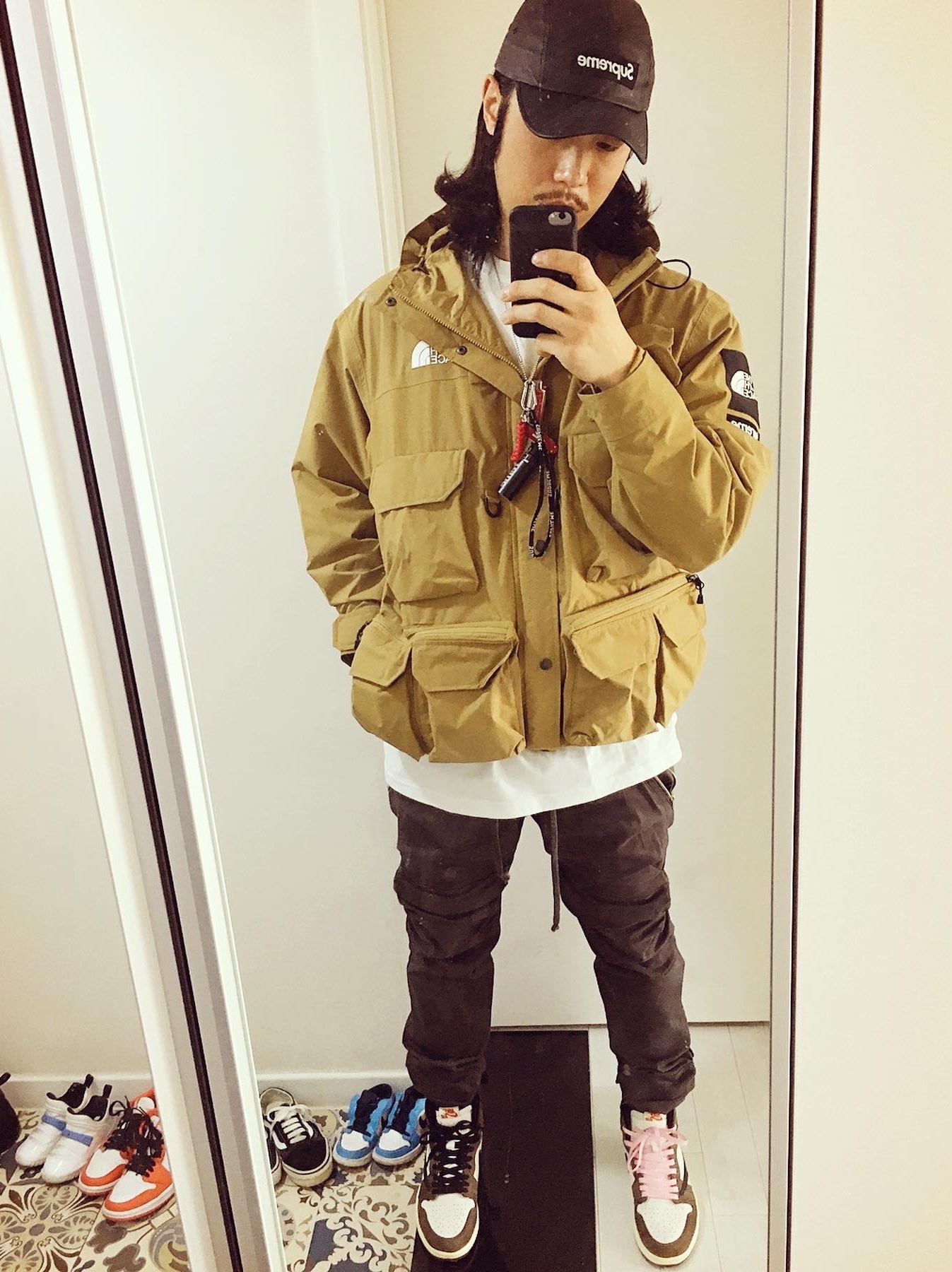 Jordan 1 x Travis Scott Retro High OG SP Mocha, Supreme x The North Face Cargo Jacket Gold - 20SS 착용 스타일 - 3