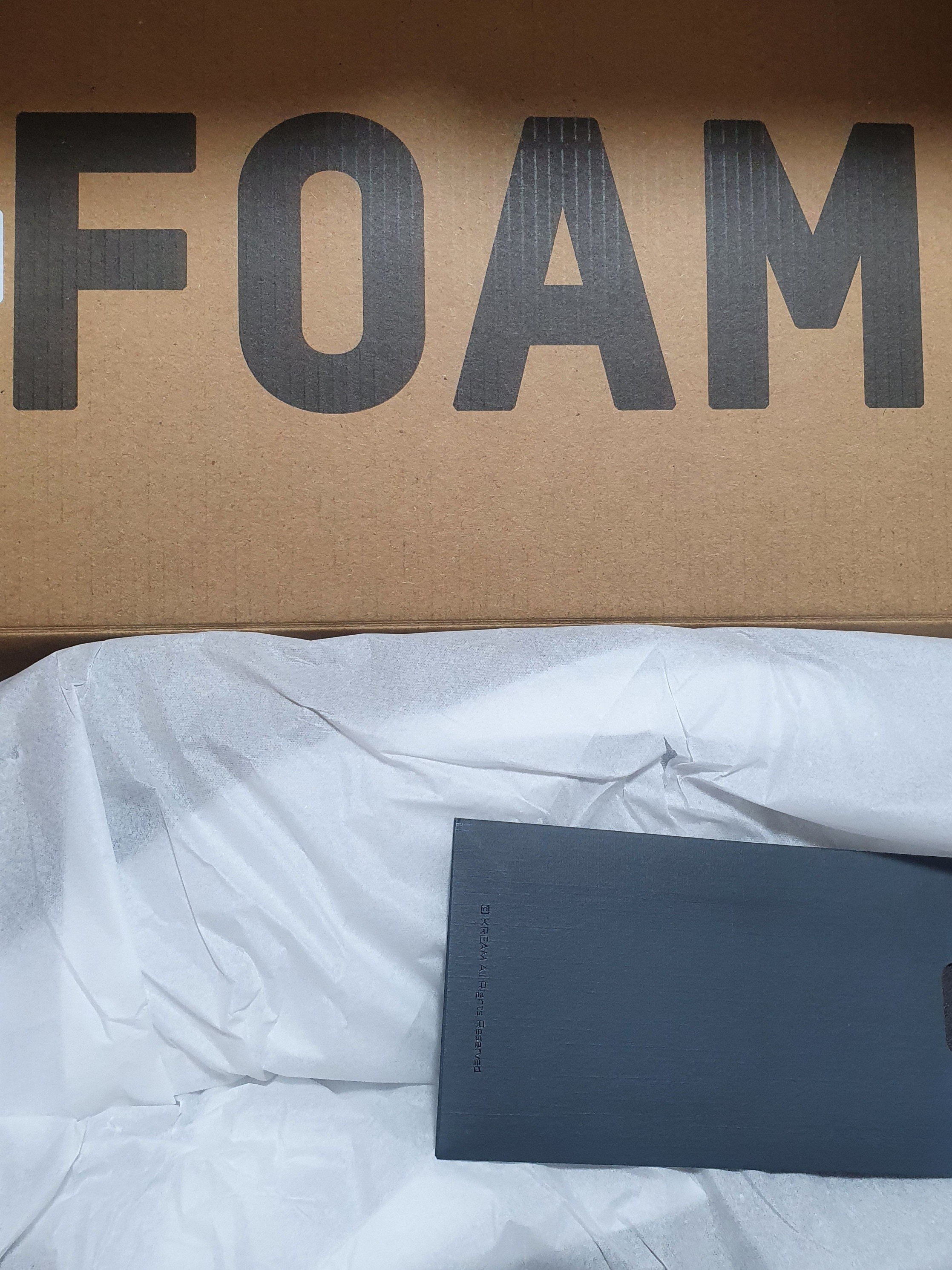 Adidas Yeezy Foam RNNR Stone Sage 착용 스타일 - 1