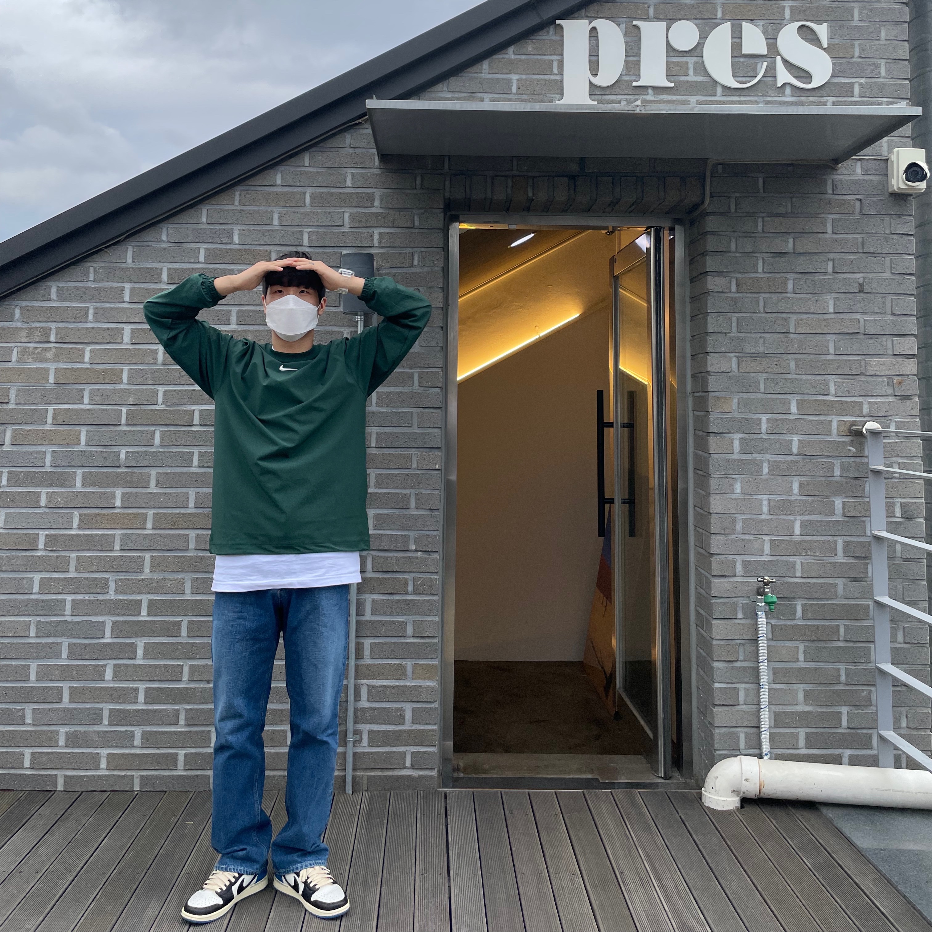 Jordan 1 x Travis Scott x Fragment Retro Low OG SP Military Blue, Nike x Drake Nocta Golf Crewneck Top Green - Asia 착용 스타일